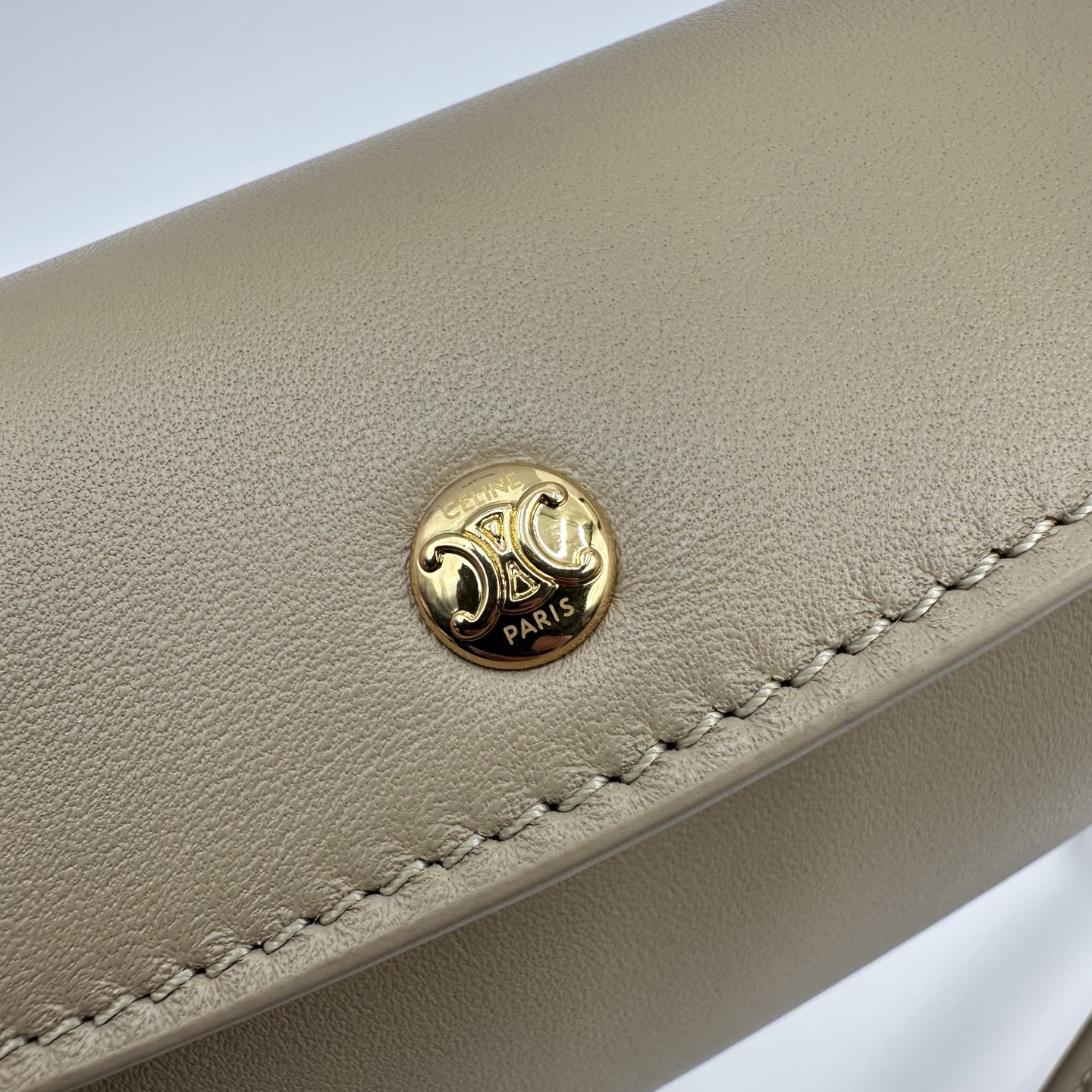 New product launched🅰️🅰️ CE new Trio Flap
While retaining the classic three-layer design, the details have been fully upgraded~
💡Three changes:
. The front and back bags are changed to metal buckle design, which is more casual and sexy.
. The shoulder straps are knotted and can be adjusted as long or short as you like.
. The logo has been moved to the bottom of the bag, making it refined and unobtrusive.
Equipped with secure TRIOMPHE snaps
Adjustable leather shoulder strap with slide-lock leather knot
Practical zippered middle compartment
The new CELINE TRIOMPHE mark
3 main compartments, including one zippered compartment
• Smooth lambskin
Style number: 10
Color: hunting color
Size: 22x14x4cm
(With original packaging) photo 7