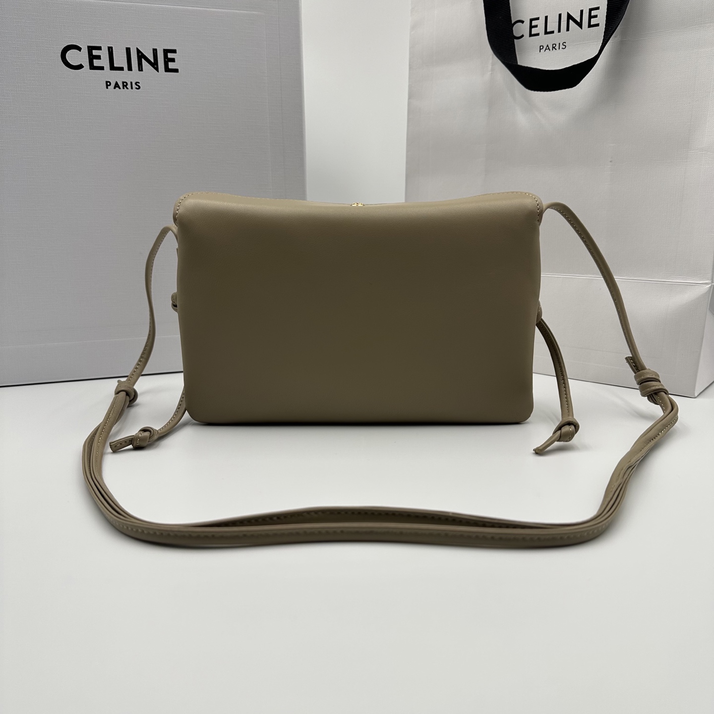 New product launched🅰️🅰️ CE new Trio Flap
While retaining the classic three-layer design, the details have been fully upgraded~
💡Three changes:
. The front and back bags are changed to metal buckle design, which is more casual and sexy.
. The shoulder straps are knotted and can be adjusted as long or short as you like.
. The logo has been moved to the bottom of the bag, making it refined and unobtrusive.
Equipped with secure TRIOMPHE snaps
Adjustable leather shoulder strap with slide-lock leather knot
Practical zippered middle compartment
The new CELINE TRIOMPHE mark
3 main compartments, including one zippered compartment
• Smooth lambskin
Style number: 10
Color: hunting color
Size: 22x14x4cm
(With original packaging) photo 8