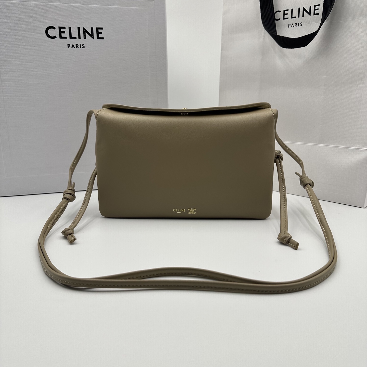 New product launched🅰️🅰️ CE new Trio Flap
While retaining the classic three-layer design, the details have been fully upgraded~
💡Three changes:
. The front and back bags are changed to metal buckle design, which is more casual and sexy.
. The shoulder straps are knotted and can be adjusted as long or short as you like.
. The logo has been moved to the bottom of the bag, making it refined and unobtrusive.
Equipped with secure TRIOMPHE snaps
Adjustable leather shoulder strap with slide-lock leather knot
Practical zippered middle compartment
The new CELINE TRIOMPHE mark
3 main compartments, including one zippered compartment
• Smooth lambskin
Style number: 10
Color: hunting color
Size: 22x14x4cm
(With original packaging)