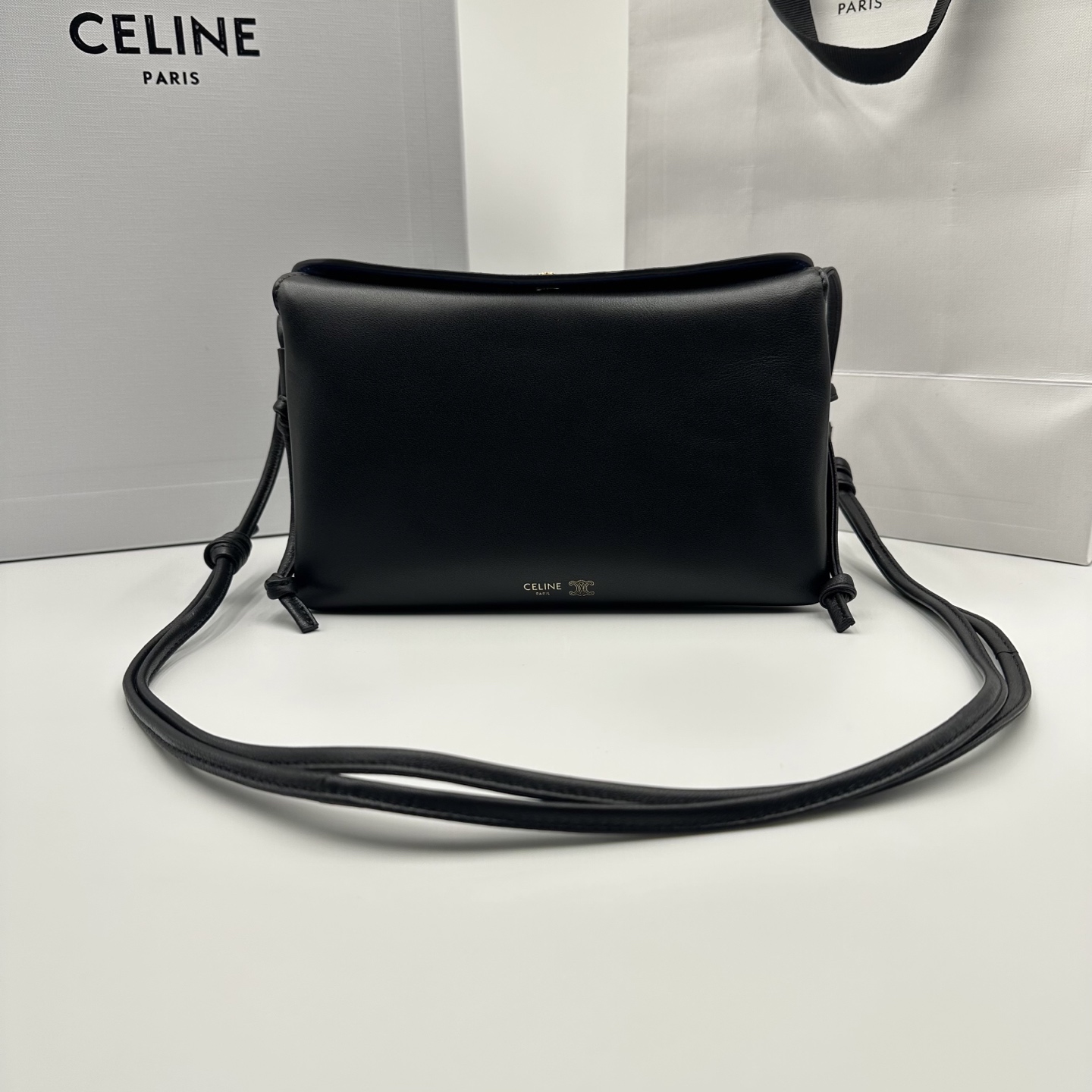 New product launched🅰️🅰️ CE new Trio Flap
While retaining the classic three-layer design, the details have been fully upgraded~
💡Three changes:
. The front and back bags are changed to metal buckle design, which is more casual and sexy.
. The shoulder straps are knotted and can be adjusted as long or short as you like.
. The logo has been moved to the bottom of the bag, making it refined and unobtrusive.
Equipped with secure TRIOMPHE snaps
Adjustable leather shoulder strap with slide-lock leather knot
Practical zippered middle compartment
The new CELINE TRIOMPHE mark
3 main compartments, including one zippered compartment
• Smooth lambskin
Style number: 10
Color: Ke color
Size: 22x14x4cm
(With original packaging)