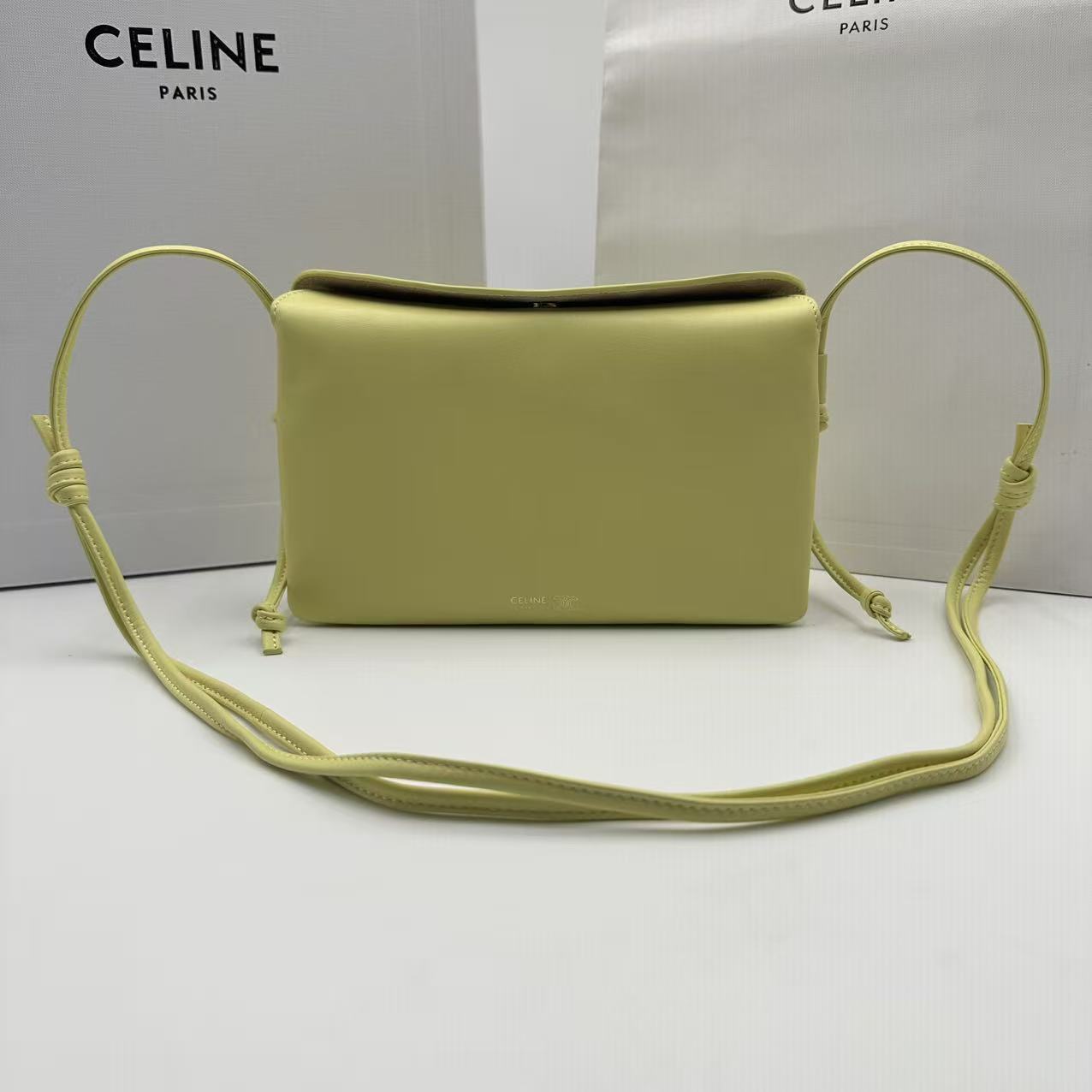 NO:714037,Original leather new product launched CE The new Trio Flap retains the classic three-layer design while fully upgrading the details~ Three changes. The front and rear bags are changed to metal buckle design, which is more casual and sexy. The shoulder straps are knotted, and the length can be adjusted as you like. The logo is moved to the bottom of the bag body, exquisite and unobtrusive. Equipped with a safe TRIOMPHE snap buckle. Adjustable leather shoulder straps with sliding leather knots. Practical zipper middle compartment. New CELINE TRIOMPHE mark.  3 main compartments, including a zippered compartment Smooth lambskin Style No. 10 Color citrus yellow Dimensions 22x14x4cm (with original packaging), Celine [original leather], celine, celine, sheepskin19860909原厂皮 新品上线 CE 新款Trio Flap 保留经典三层设计的同时,细节全面升级～ 三个改动 .前后包改成金属扣设计,随性感UP .肩带采用打结式,长短随心调 .Logo移至包身底部,精致不张扬 配备了安全TRIOMPHE按扣 可调节皮革肩带,配有滑扣式皮革绳结 实用的拉链中间隔层 全新CELINE TRIOMPHE印记 3个主隔层,包括一个拉链隔层 光滑小羊皮 款号10 颜色柑橘黄 尺寸22x14x4cm（配原版包装）,赛琳【原厂皮】,celine,celine,sheepskin,Bag