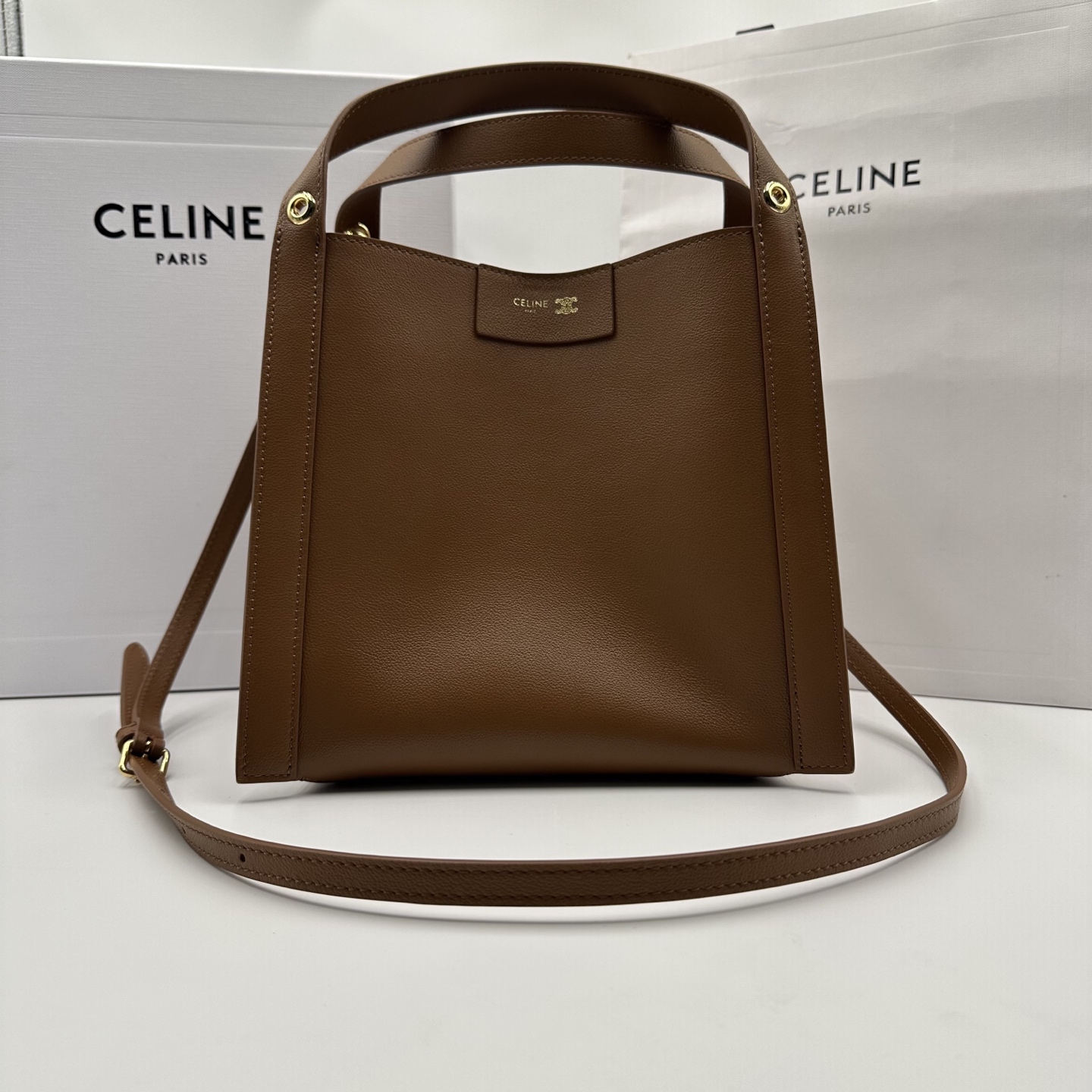 NO:714040,Original leather New product launch CUBO handbag CUBO handbag has a unique square design with smooth leather frame structure. It is casual and modern style, and is a practical and ideal choice for daily use. Small CUBO One detachable and adjustable shoulder strap Gold finish, 1 main compartment Snap button closure ·Carrying method Crossbody, handbag, elbow shoulder Style No. 124182 Color Brown  Size 18.5x21x17cm (with original packaging), Celine [original leather], celine19860909原厂皮 新品上线CUBO手袋 CUBO手袋有着独特的方形设计,拥有线条流畅的皮革包框结构.尽显随性与现代格调,当属日常使用的实用理想之选. 小号CUBO 一条可拆卸和可调节肩带 金色饰面,1个主隔层 按扣开合 ·携带方式斜挎、手提、肘挎 款号124182 颜色棕色 尺寸18.5x21x17cm（配原版包装）,赛琳【原厂皮】,celine,Bag