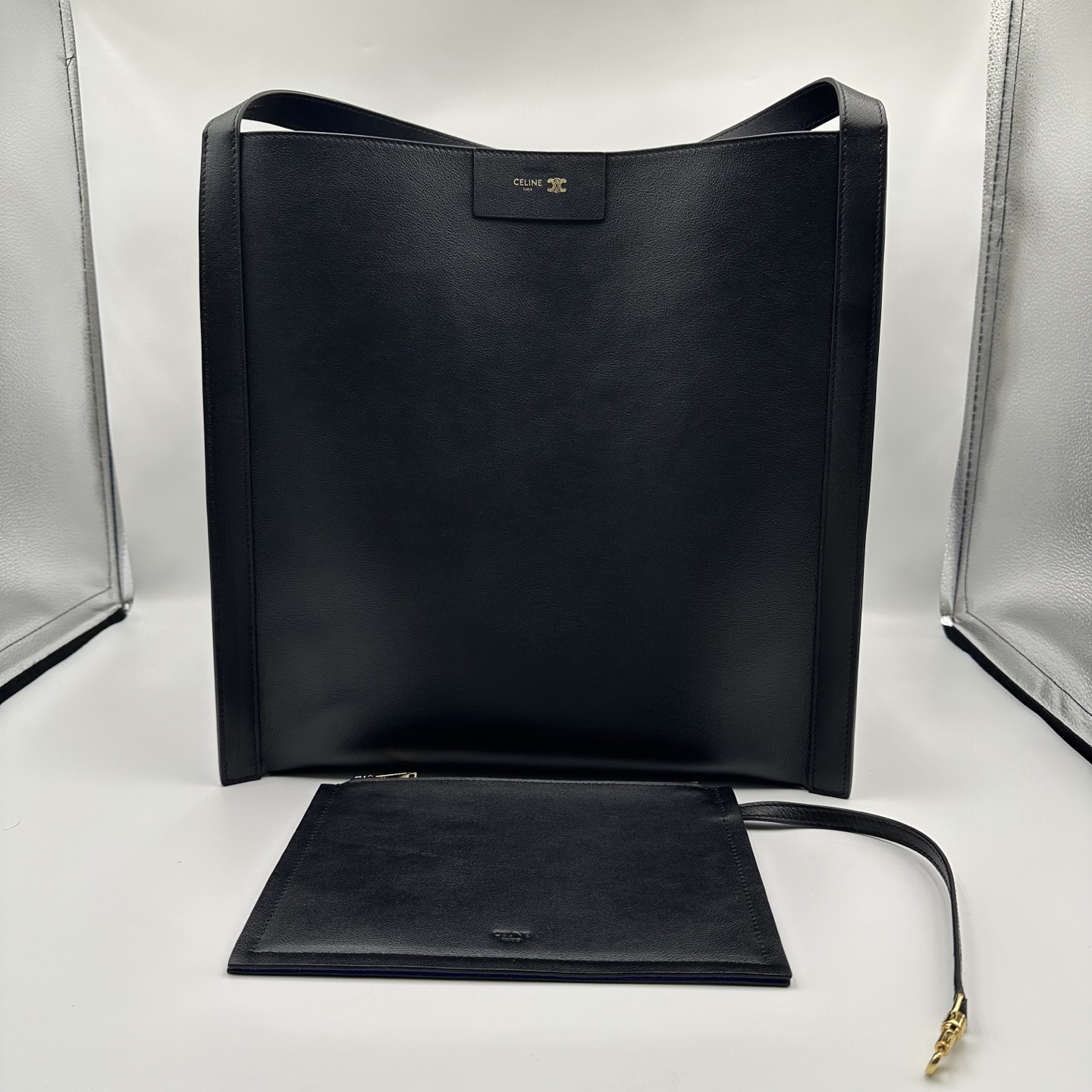 NO:714042,Original leather new product launched CE｜New CUBE medium size The new leather tote bag enriches the product series. The CUBO handbag has a unique square design and a smooth leather frame structure. It shows a casual and modern style, and is a practical and ideal choice for daily use.  Made of new high-grade natural grained calfskin, it feels soft and full, while maintaining the stiff shape of the handbag through raw edge technology. This product line is equipped with colorful contrasting linings, adding a touch of fun. On the shoulder, a built-in detachable zipper bag can hold a laptop and A4 files. Style No. 123422 Color Color  Size 36x35.5x34cm (this bag is too big to fit in the packaging), Celine [original leather], celine, totes, cowhide19860909原厂皮 新品上线 CE｜新款CUBE中号 全新皮革托特包丰富了产品系列 CUBO手袋有着独特的方形设计,拥有线条流畅的皮革包框结构.尽显随性与现代格调,当属日常使用的实用理想之选. 采用全新的高级天然粒面小牛皮制作,其手感柔软而饱满,同时通过毛边工艺保持了手袋的挺括造型.该产品线配有多彩的对比色衬里,倍添一抹趣味性. 肩背 一个内置可拆卸拉链包 可容纳一台笔记本电脑和A4文件 款号123422 颜色克色 尺寸36x35.5x34cm（此包太大,配不了包装）,赛琳【原厂皮】,celine,totes,cowhide,Bag