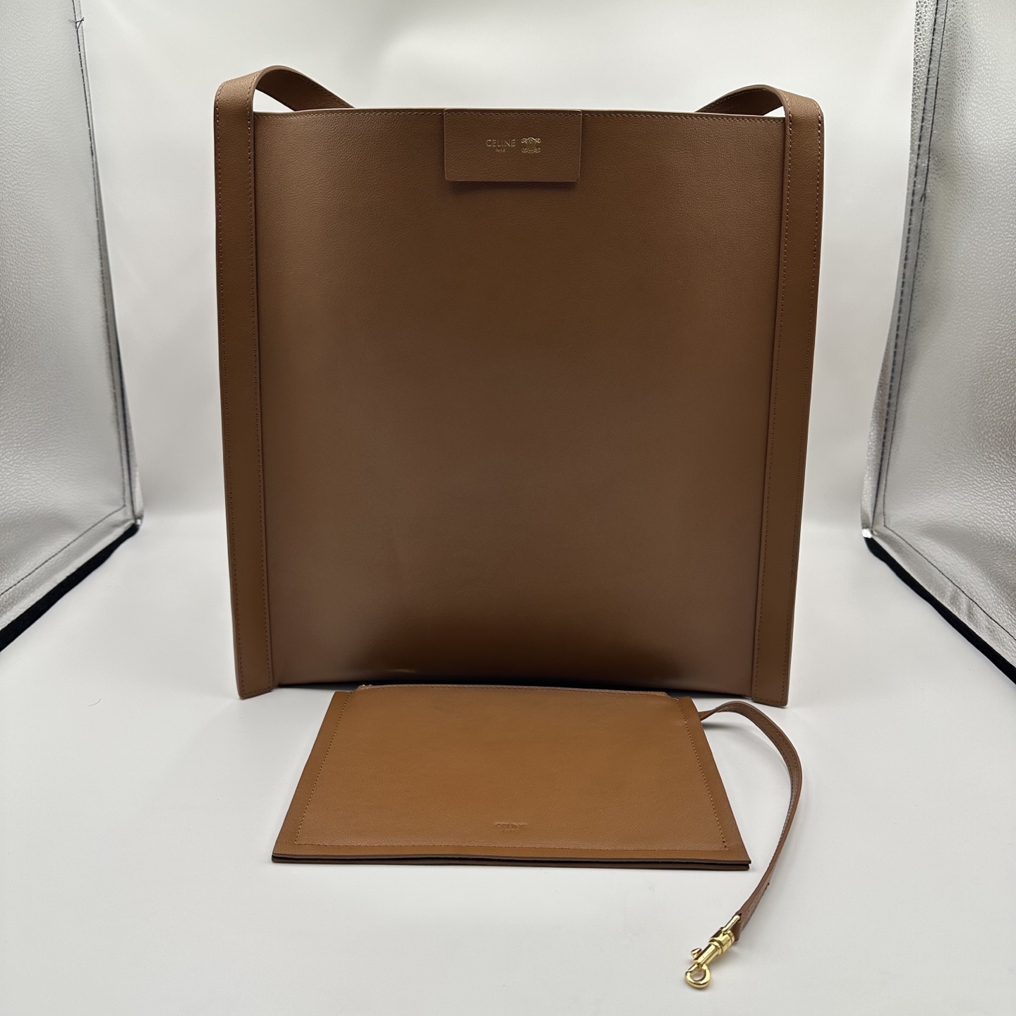 NO:714044,Original leather new product launched CE｜New CUBE medium size The new leather tote bag enriches the product series. The CUBO handbag has a unique square design and a smooth leather frame structure. It shows a casual and modern style, and is a practical and ideal choice for daily use.  Made of new high-grade natural grained calfskin, it feels soft and full, while maintaining the stiff shape of the handbag through raw edge technology. This product line is equipped with colorful contrasting linings, adding a touch of fun. On the shoulder, a built-in detachable zipper bag can hold a laptop and A4 files. Style No. 123422 Color light tan  Size 36x35.5x34cm (this bag is too big to fit in the packaging), Celine [original leather], celine, totes, cowhide19860909原厂皮 新品上线 CE｜新款CUBE中号 全新皮革托特包丰富了产品系列 CUBO手袋有着独特的方形设计,拥有线条流畅的皮革包框结构.尽显随性与现代格调,当属日常使用的实用理想之选. 采用全新的高级天然粒面小牛皮制作,其手感柔软而饱满,同时通过毛边工艺保持了手袋的挺括造型.该产品线配有多彩的对比色衬里,倍添一抹趣味性. 肩背 一个内置可拆卸拉链包 可容纳一台笔记本电脑和A4文件 款号123422 颜色浅棕褐色 尺寸36x35.5x34cm（此包太大,配不了包装）,赛琳【原厂皮】,celine,totes,cowhide,Bag