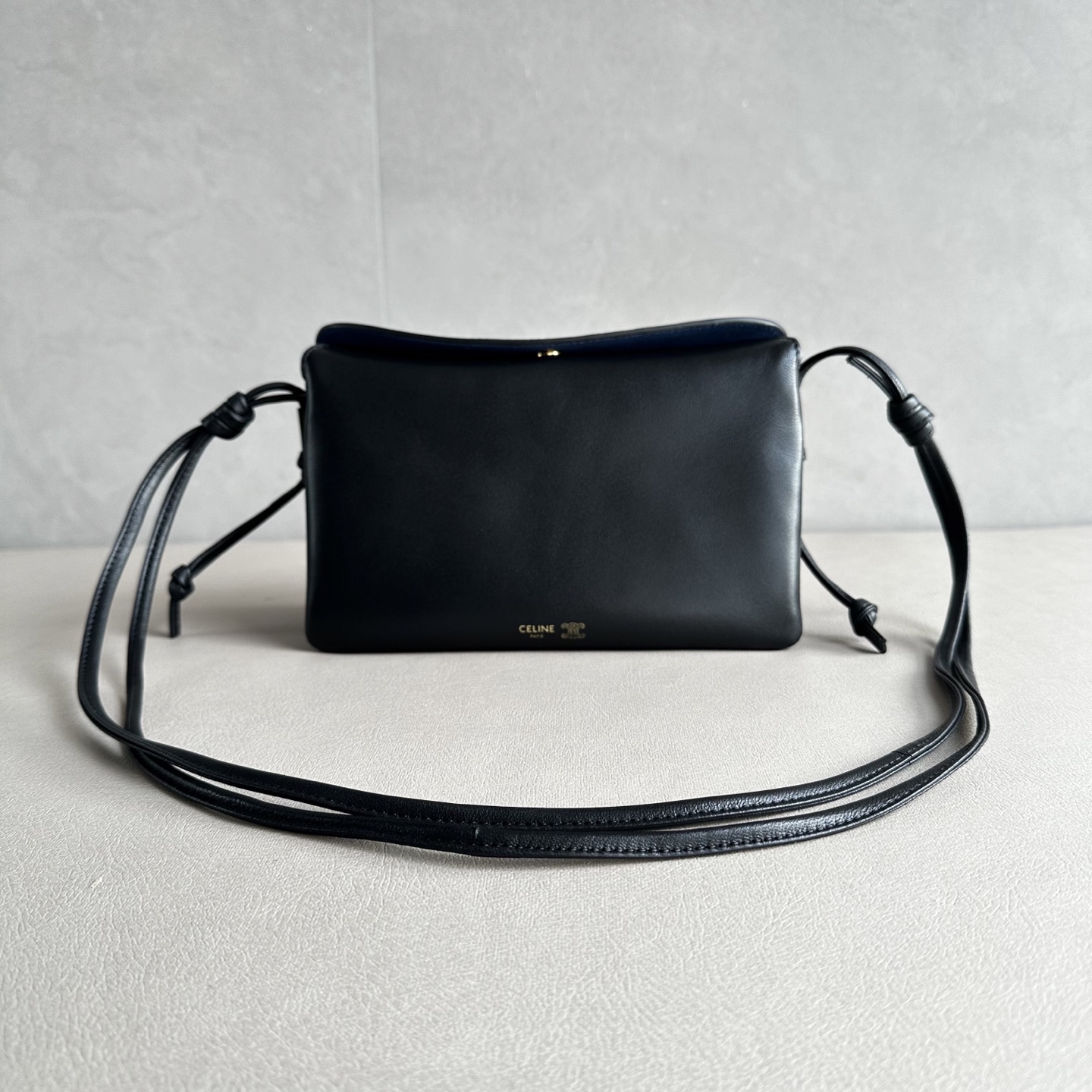 NO:740905,Genuine grade original leather New product launched CE The new Trio Flap retains the classic three-layer design while fully upgrading the details~ Three changes. The front and rear bags are changed to metal buckle design, which is more casual and sexy. The shoulder straps are knotted, and the length can be adjusted as you like. The logo is moved to the bottom of the bag body, exquisite and unobtrusive. Equipped with safe TRIOMPHE snap buckles. Adjustable leather shoulder straps with sliding leather knots. Practical zipper middle compartment. New CELINE TRIOMPHE mark.  3 main compartments, including a zippered compartment Smooth lambskin Style No. 10 Color Gram Dimensions 22x14x4cm (with original packaging), Celine, celine, celine, sheepskin19860909正品级 原厂皮 新品上线 CE 新款Trio Flap 保留经典三层设计的同时,细节全面升级～ 三个改动 .前后包改成金属扣设计,随性感UP .肩带采用打结式,长短随心调 .Logo移至包身底部,精致不张扬 配备了安全TRIOMPHE按扣 可调节皮革肩带,配有滑扣式皮革绳结 实用的拉链中间隔层 全新CELINE TRIOMPHE印记 3个主隔层,包括一个拉链隔层 光滑小羊皮 款号10 颜色克色 尺寸22x14x4cm（配原版包装）,赛琳,celine,celine,sheepskin,Bag