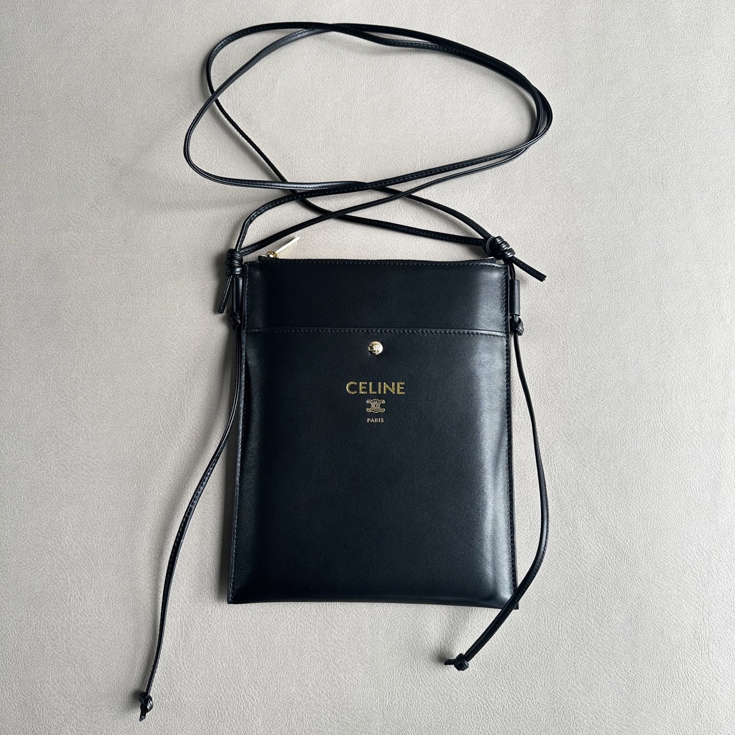 NO:740911,Genuine grade original leather New product launched CE SHARP POUCH handbag CE SHARP POUCH is a mobile phone bag with simple design and various color options, suitable for those who pursue lightness and fashion. The design features are designed as a 'flat mobile phone bag'. It has simple and neat lines, in line with CE's consistent minimalist and modern aesthetic.  ·Style positioning: This bag is classified in the 'Workplace Commuting' and 'Everyday Versatility' series, indicating that it is suitable for the workplace and can be easily integrated into daily wear. It is a practical and fashionable accessory. Mini handbag, this model can hold larger smartphone models such as PLUS. Sheep leather. Cow leather lining. Gold finish. Shoulder or crossbody. Zipper closure. 1 main compartment. Adjustable shoulder strap. Sliding knot mechanism.  1 external flat pocket with snap button closure Style No. 10 Color Gram Size 24x19.5x1cm (with original packaging), Celine, celine, cowhide, sheepskin19860909正品级 原厂皮 新品上线 CE SHARP POUCH手袋 CE SHARP POUCH是一款设计简约、颜色选择多样的手机包,适合追求轻便与时尚的你 设计特点以“扁平手机包”来设计 它具有简约、利落的线条感,符合CE 一贯的极简和现代审美. ·风格定位这款包被归类在“职场通勤”和“日常百搭”的系列中,说明它既适合工作场合,也能轻松融入日常穿搭,是一款实用性与时尚感兼具的配饰. 迷你手袋,本款型可装下PLUS等较大的智能手机机型 羊皮革 牛皮革衬里 金色饰面 肩背或斜挎 拉链开合 1个主隔层 可调节肩带 滑动结机制 1个外置扁平口袋,配按扣开合 款号10 颜色克色 尺寸24x19.5x1cm（配原版包装）,赛琳,celine,cowhide,sheepskin,Bag