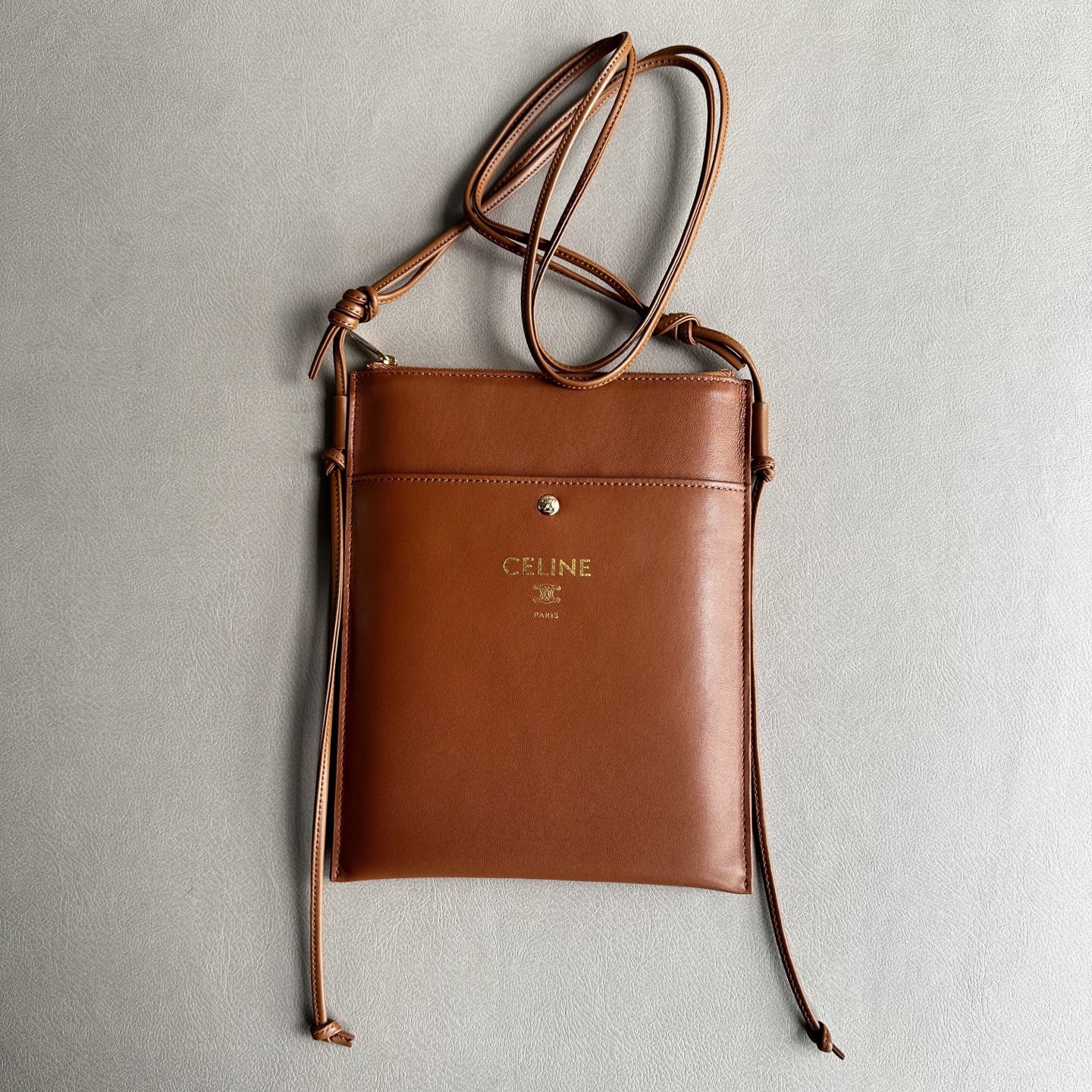 NO:740917,Genuine grade original leather New product launched CE SHARP POUCH handbag CE SHARP POUCH is a mobile phone bag with simple design and various color options, suitable for those who pursue lightness and fashion. The design features are designed as a 'flat mobile phone bag'. It has simple and neat lines, in line with CE's consistent minimalist and modern aesthetic.  ·Style positioning: This bag is classified in the 'Workplace Commuting' and 'Everyday Versatility' series, indicating that it is suitable for the workplace and can be easily integrated into daily wear. It is a practical and fashionable accessory. Mini handbag, this model can hold larger smartphone models such as PLUS. Sheep leather. Cow leather lining. Gold finish. Shoulder or crossbody. Zipper closure. 1 main compartment. Adjustable shoulder strap. Sliding knot mechanism.  1 external flat pocket with snap button closure Style number 10 Color brown Size 24x19.5x1cm (with original packaging), Celine, celine, cowhide, sheepskin19860909正品级 原厂皮 新品上线 CE SHARP POUCH手袋 CE SHARP POUCH是一款设计简约、颜色选择多样的手机包,适合追求轻便与时尚的你 设计特点以“扁平手机包”来设计 它具有简约、利落的线条感,符合CE 一贯的极简和现代审美. ·风格定位这款包被归类在“职场通勤”和“日常百搭”的系列中,说明它既适合工作场合,也能轻松融入日常穿搭,是一款实用性与时尚感兼具的配饰. 迷你手袋,本款型可装下PLUS等较大的智能手机机型 羊皮革 牛皮革衬里 金色饰面 肩背或斜挎 拉链开合 1个主隔层 可调节肩带 滑动结机制 1个外置扁平口袋,配按扣开合 款号10 颜色棕色 尺寸24x19.5x1cm（配原版包装）,赛琳,celine,cowhide,sheepskin,Bag