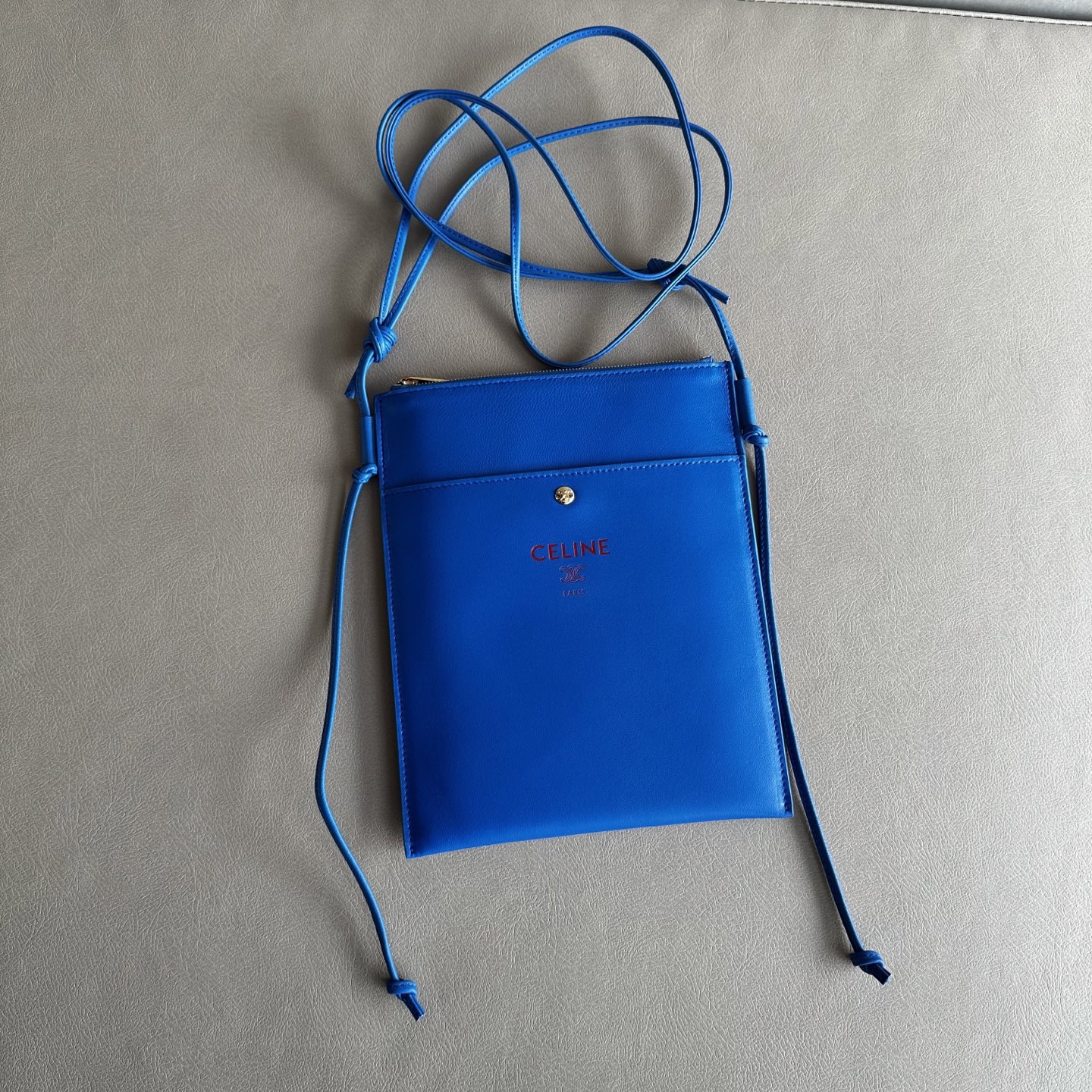 NO:740922,Genuine grade original leather New product launched CE SHARP POUCH handbag CE SHARP POUCH is a mobile phone bag with simple design and various color options, suitable for those who pursue lightness and fashion. The design features are designed as a 'flat mobile phone bag'. It has simple and neat lines, in line with CE's consistent minimalist and modern aesthetic.  ·Style positioning: This bag is classified in the 'Workplace Commuting' and 'Everyday Versatility' series, indicating that it is suitable for the workplace and can be easily integrated into daily wear. It is a practical and fashionable accessory. Mini handbag, this model can hold larger smartphone models such as PLUS. Sheep leather. Cow leather lining. Gold finish. Shoulder or crossbody. Zipper closure. 1 main compartment. Adjustable shoulder strap. Sliding knot mechanism.  1 external flat pocket with snap closure Style No. 10 Color blue/hot stamping red Size 24x19.5x1cm (with original packaging), Celine, celine, cowhide, sheepskin19860909正品级 原厂皮 新品上线 CE SHARP POUCH手袋 CE SHARP POUCH是一款设计简约、颜色选择多样的手机包,适合追求轻便与时尚的你 设计特点以“扁平手机包”来设计 它具有简约、利落的线条感,符合CE 一贯的极简和现代审美. ·风格定位这款包被归类在“职场通勤”和“日常百搭”的系列中,说明它既适合工作场合,也能轻松融入日常穿搭,是一款实用性与时尚感兼具的配饰. 迷你手袋,本款型可装下PLUS等较大的智能手机机型 羊皮革 牛皮革衬里 金色饰面 肩背或斜挎 拉链开合 1个主隔层 可调节肩带 滑动结机制 1个外置扁平口袋,配按扣开合 款号10 颜色蓝色/烫金红色 尺寸24x19.5x1cm（配原版包装）,赛琳,celine,cowhide,sheepskin,Bag