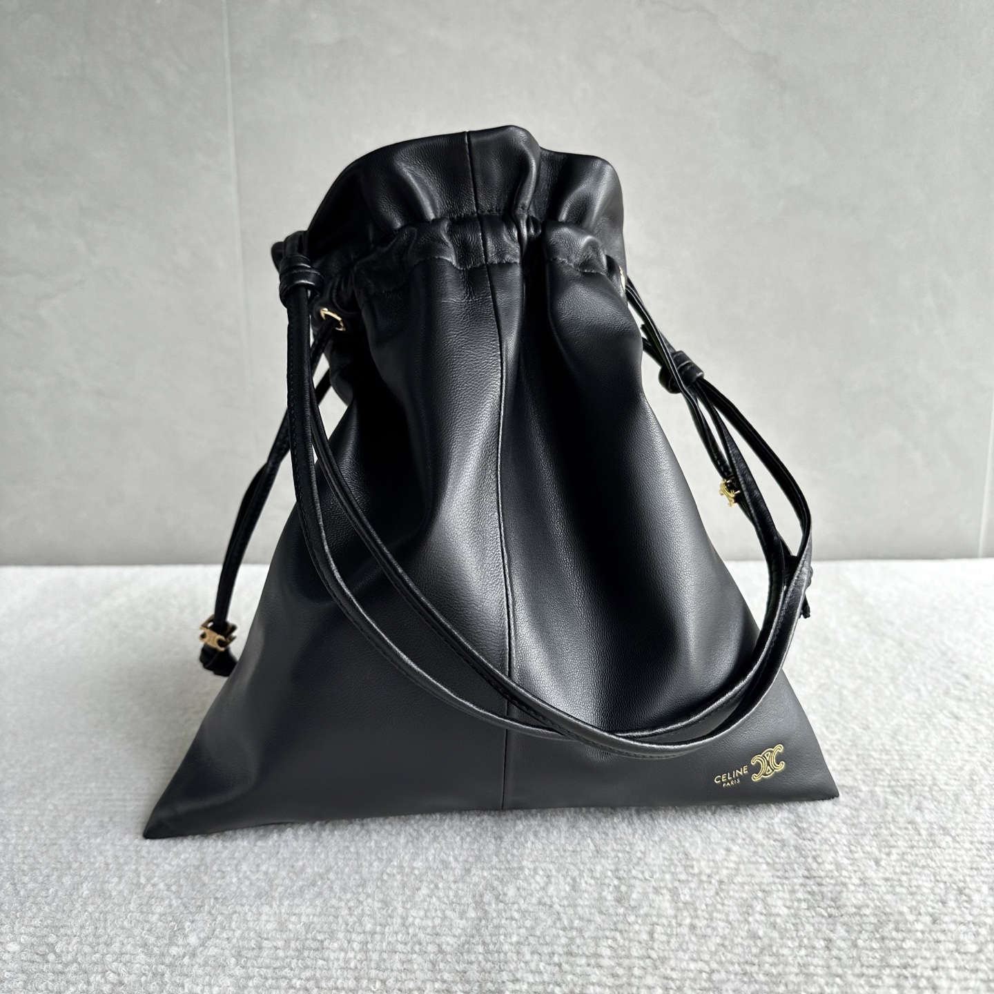 NO:754213,Genuine grade original leather, new products launched, CE lucky bag style!  The drawstring design gives a cloud-wrapped feel. When loosened, a casual drape line appears. One bag can switch between two visual atmospheres. The embossed Arc de Triomphe logo on the bag body + the hardware drawstring buckle make the brand logo low-key, retaining recognition without appearing to be deliberately public. The Arc de Triomphe dark pattern on the lining hides the details that can be seen after unzipping the drawstring, making the texture unified from the inside to the outside. The bag body is made of soft wrinkled lambskin.  The touch is soft and fufu like clouds. The pleated texture comes with ease. Style number 123662. Color: 29x32×0.5 (with original packaging), Celine, celine, sheepskin19860909正品级 原厂皮 新品上线 CE 福袋包款！ 抽绳的设计,云朵包裹感 松开则是随性的垂坠线条 一包能切换两种视觉氛围 包身的压印凯旋门logo+五金抽绳扣,把品牌标识做了低调化处理 ,既保留辨识度,又不会显得刻意张扬 内衬的凯旋门暗纹是 隐藏精致项拉开抽绳就能看到的细节 ,让质感从内到外统一 包身采用软皱小羊皮 触感是软fufu的云朵感 褶皱肌理自带 不费力的随性 款号123662 颜色克色 尺寸29x32×0.5（配原版包装）,赛琳,celine,sheepskin,Bag