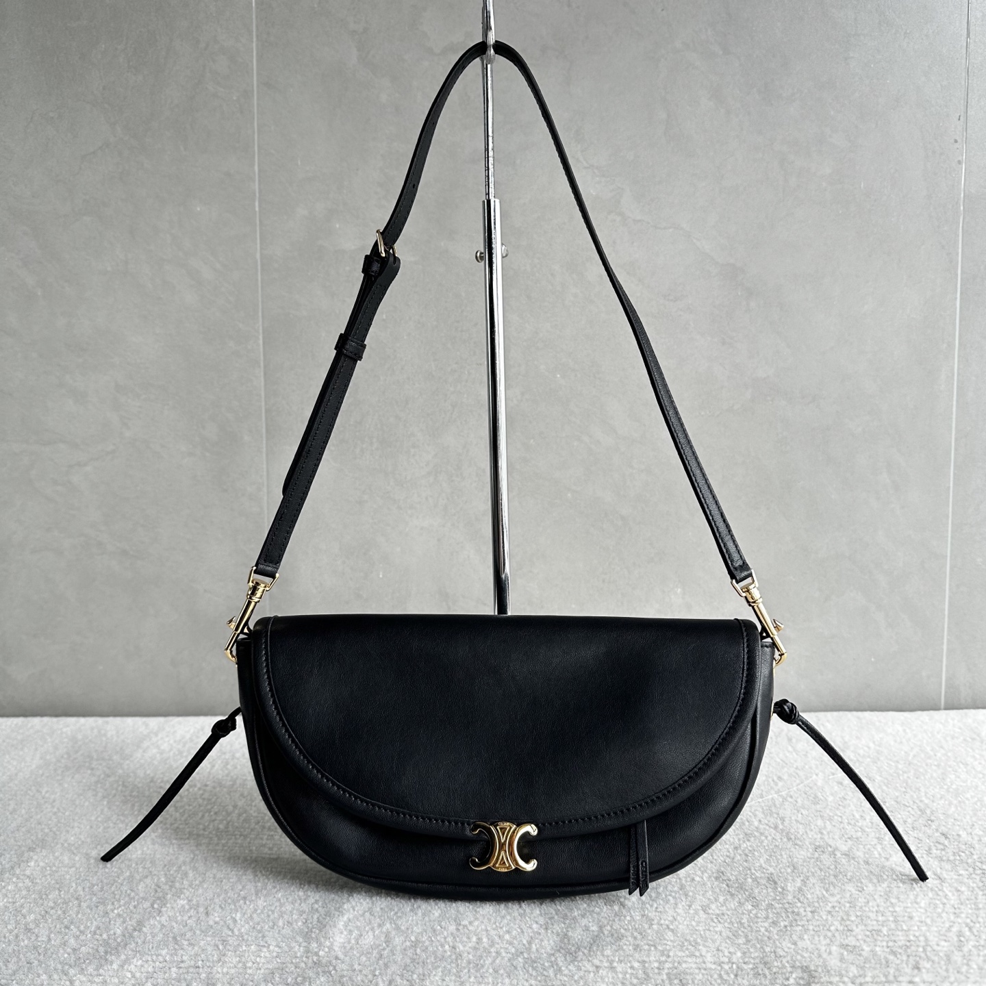 NO:754219,New arrivals CE HALFMOON small handbag. Gentle retro and the god of atmosphere. Noble in autumn and winter, gentle in spring and summer. The longer you carry it, the more texture it has. The older it is, the better it looks. Curved bag shape + mini Arc de Triomphe gold buckle. Can be carried on the shoulder or crossbody, super friendly for small people. The capacity is completely sufficient and the weight is super light. It is completely burdenless for daily outings. Style No. 103778 Black 10  Size 25×13×5cm (with original packaging), Celine, celine19860909新品出货 CE HALFMOON 小号手袋 温柔复古·氛围感之神 秋冬显贵、春夏温柔 越背越有质感,越旧越好看 弧线包型+迷你凯旋门金扣 可肩背可斜挎,小个子超友好 容量完完全全够用、自重超轻 日常出门完全无负担 款号103778黑色 10 尺寸25×13×5cm（配原版包装）,赛琳,celine,Bag