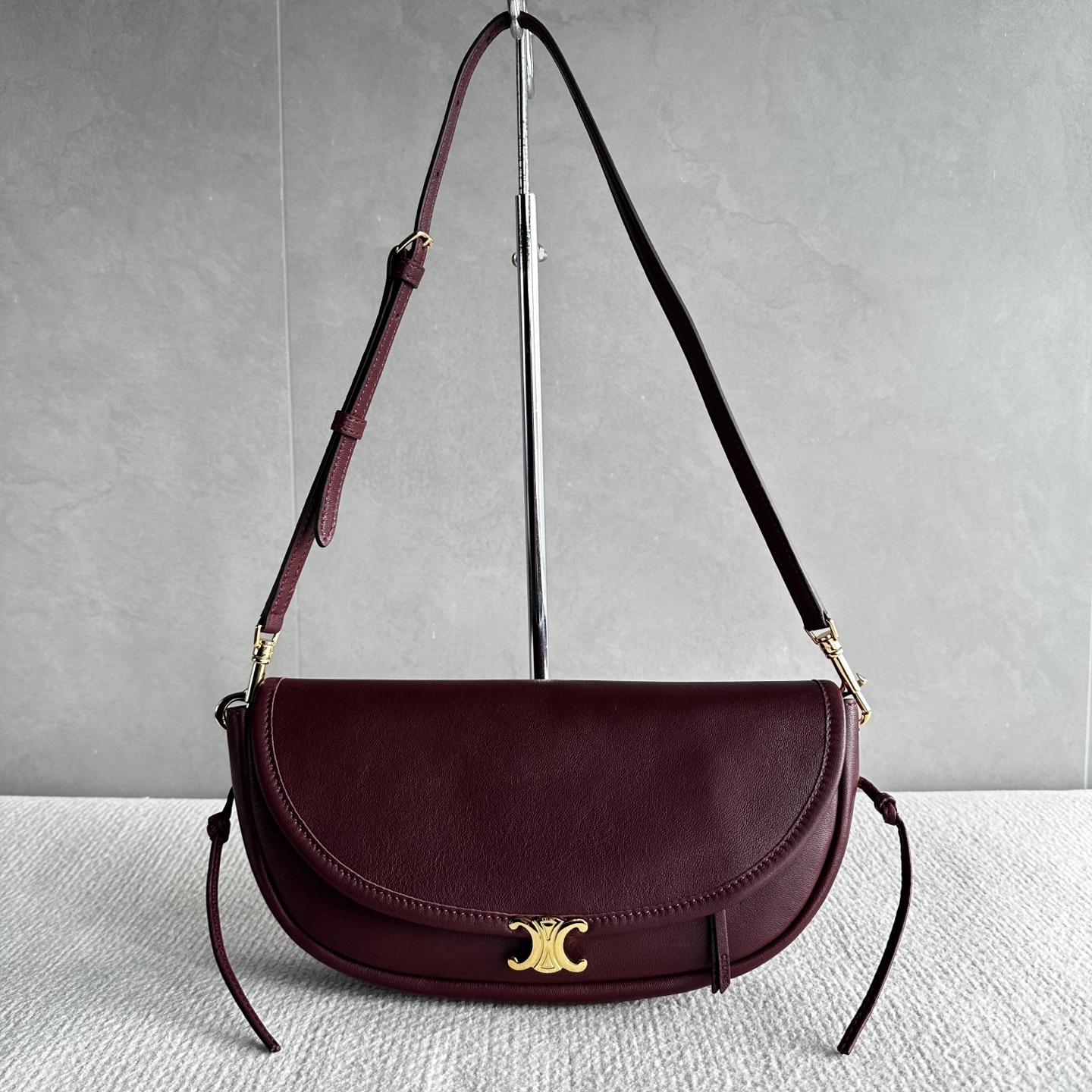 NO:754221,New arrivals CE HALFMOON small handbag. Gentle retro and the god of atmosphere. Noble in autumn and winter, gentle in spring and summer. The longer you carry it, the more texture it has. The older it is, the better it looks. Curved bag shape + mini Arc de Triomphe gold buckle. Can be carried on the shoulder or crossbody, super friendly for small people. The capacity is completely sufficient and the weight is ultra-light. It is completely burdenless for daily outings. Style No. 103778 Shiraz Grape Color 10  Size 25×13×5cm (with original packaging), Celine, celine19860909新品出货 CE HALFMOON 小号手袋 温柔复古·氛围感之神 秋冬显贵、春夏温柔 越背越有质感,越旧越好看 弧线包型+迷你凯旋门金扣 可肩背可斜挎,小个子超友好 容量完完全全够用、自重超轻 日常出门完全无负担 款号103778西拉葡萄色10 尺寸25×13×5cm（配原版包装）,赛琳,celine,Bag