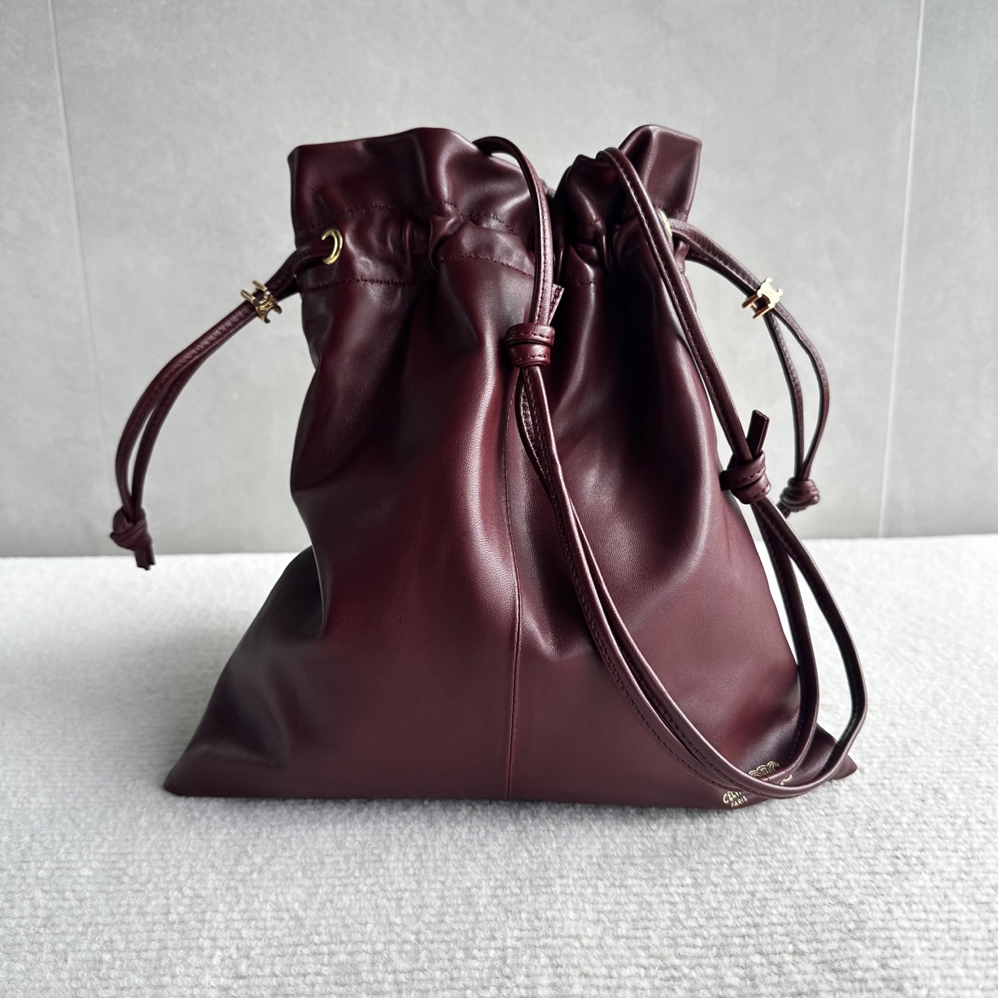 NO:852227,Genuine grade original leather, new products launched, CE lucky bag style!  The drawstring design gives a cloud-wrapped feel. When loosened, a casual drape line appears. One bag can switch between two visual atmospheres. The embossed Arc de Triomphe logo on the bag body + the hardware drawstring buckle make the brand logo low-key, retaining recognition without appearing to be deliberately public. The Arc de Triomphe dark pattern on the lining hides the details that can be seen after unzipping the drawstring, making the texture unified from the inside to the outside. The bag body is made of soft wrinkled lambskin.  The touch is soft and fufu like clouds. The pleated texture comes with ease. Style No. 123662 Color Shiraz Grape Size 29x32×0.5 (with original packaging), Celine, celine, sheepskin19860909正品级 原厂皮 新品上线 CE 福袋包款！ 抽绳的设计,云朵包裹感 松开则是随性的垂坠线条 一包能切换两种视觉氛围 包身的压印凯旋门logo+五金抽绳扣,把品牌标识做了低调化处理 ,既保留辨识度,又不会显得刻意张扬 内衬的凯旋门暗纹是 隐藏精致项拉开抽绳就能看到的细节 ,让质感从内到外统一 包身采用软皱小羊皮 触感是软fufu的云朵感 褶皱肌理自带 不费力的随性 款号123662 颜色西拉葡萄色 尺寸29x32×0.5（配原版包装）,赛琳,celine,sheepskin,Bag