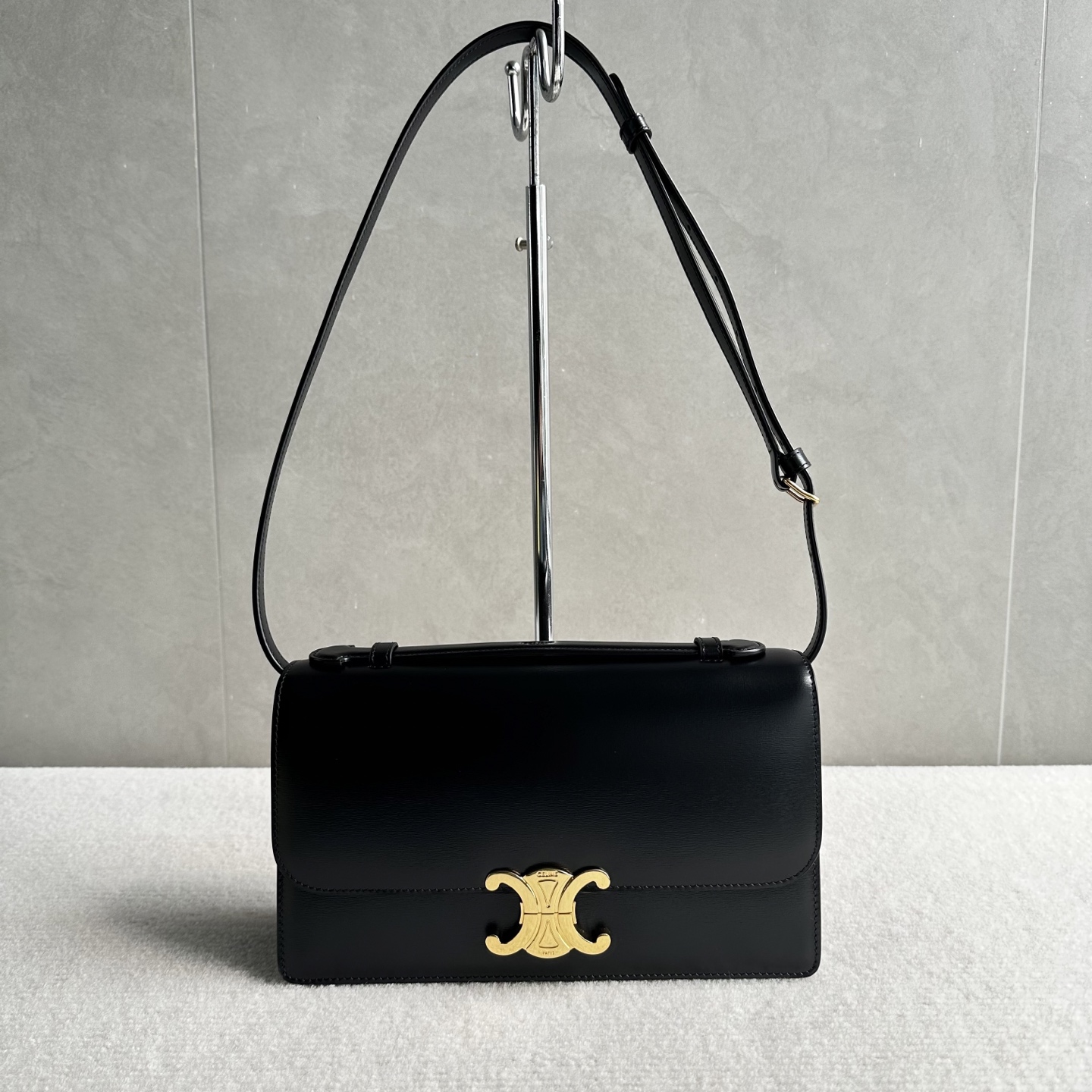 NO:763555,Authentic grade new products online New product upgraded version of Arc de Triomphe TRIOMPHE FOLIO Summer26 Arc de Triomphe family's latest bag model TRIOMPHE FOLIO medium handbag is here to hit, neat long bag body embossed Arc de Triomphe gold buckle, simple and elegant, new handles, short handles to carry a delicate lady, add a shoulder strap to cross-body and become a relaxed commuter style, can hold a card case + mobile phone + cosmetics, light enough to carry it all day without getting tired  Style No. 102382 Color: 25.5x14x7.5cm (with original packaging), Celine19860909正品级 新品上线 新品升级版凯旋门TRIOMPHE FOLIO Summer26凯旋门家族最新包型 TRIOMPHE FOLIO中号手袋来啦打 利落长形包身 浮雕凯旋门金扣 简约大气 新增了手柄 短提手拎着是精致大小姐 加根肩带斜挎又变松弛通勤款 装得下卡包+手机+补妆品 自重轻到背一天都不累 款号102382 颜色克色 尺寸25.5x14x7.5cm（配原版包装）,赛琳,celine,Bag