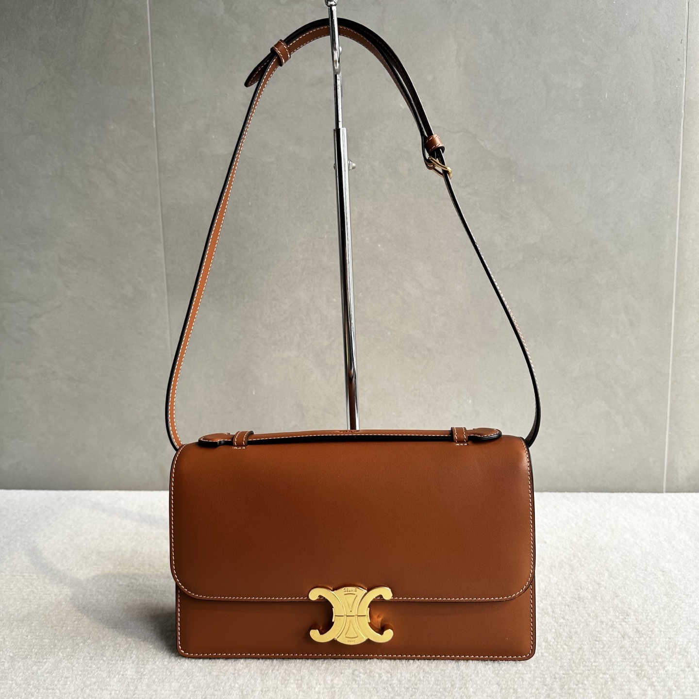 NO:763549,Authentic grade new products online New product upgraded version of Arc de Triomphe TRIOMPHE FOLIO Summer26 Arc de Triomphe family's latest bag model TRIOMPHE FOLIO medium handbag is here to hit, neat long bag body embossed Arc de Triomphe gold buckle, simple and elegant, new handles, short handles to carry a delicate lady, add a shoulder strap to cross-body and become a relaxed commuter style, can hold a card case + mobile phone + cosmetics, light enough to carry it all day without getting tired  Style No. 102382 Color Yellow Brown Size 25.5x14x7.5cm (with original packaging), Celine19860909正品级 新品上线 新品升级版凯旋门TRIOMPHE FOLIO Summer26凯旋门家族最新包型 TRIOMPHE FOLIO中号手袋来啦打 利落长形包身 浮雕凯旋门金扣 简约大气 新增了手柄 短提手拎着是精致大小姐 加根肩带斜挎又变松弛通勤款 装得下卡包+手机+补妆品 自重轻到背一天都不累 款号102382 颜色黄褐棕 尺寸25.5x14x7.5cm（配原版包装）,赛琳,celine,Bag