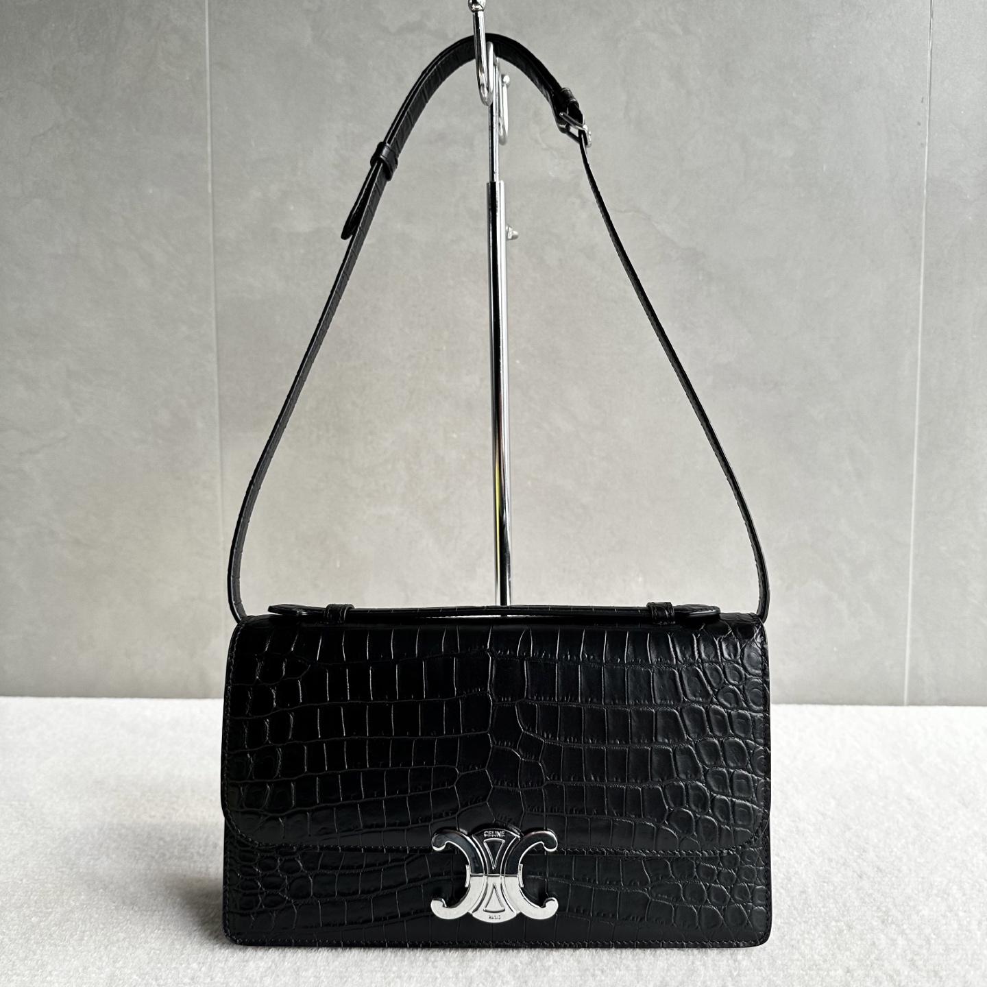 New product online 🅰️🅰️ New product upgraded version TRIOMPHE FOLIO of Arc de Triomphe
Summer26 Arc de Triomphe family latest bag style👜
TRIOMPHE FOLIO medium handbag is here.
Sleek long body with embossed Arc de Triomphe gold buckle, simple and elegant
A new handle has been added. The short handle makes it a delicate lady to carry🤳
Add a shoulder strap to wear it cross-body and become a relaxed commuting style
Can hold card holder + mobile phone + cosmetics
It’s light enough to carry around for a whole day without getting tired👍🏻
Style number: 102382
Color: Chrome crocodile pattern silver buckle
Size: 25.5x14x7.5cm
(With original packaging)