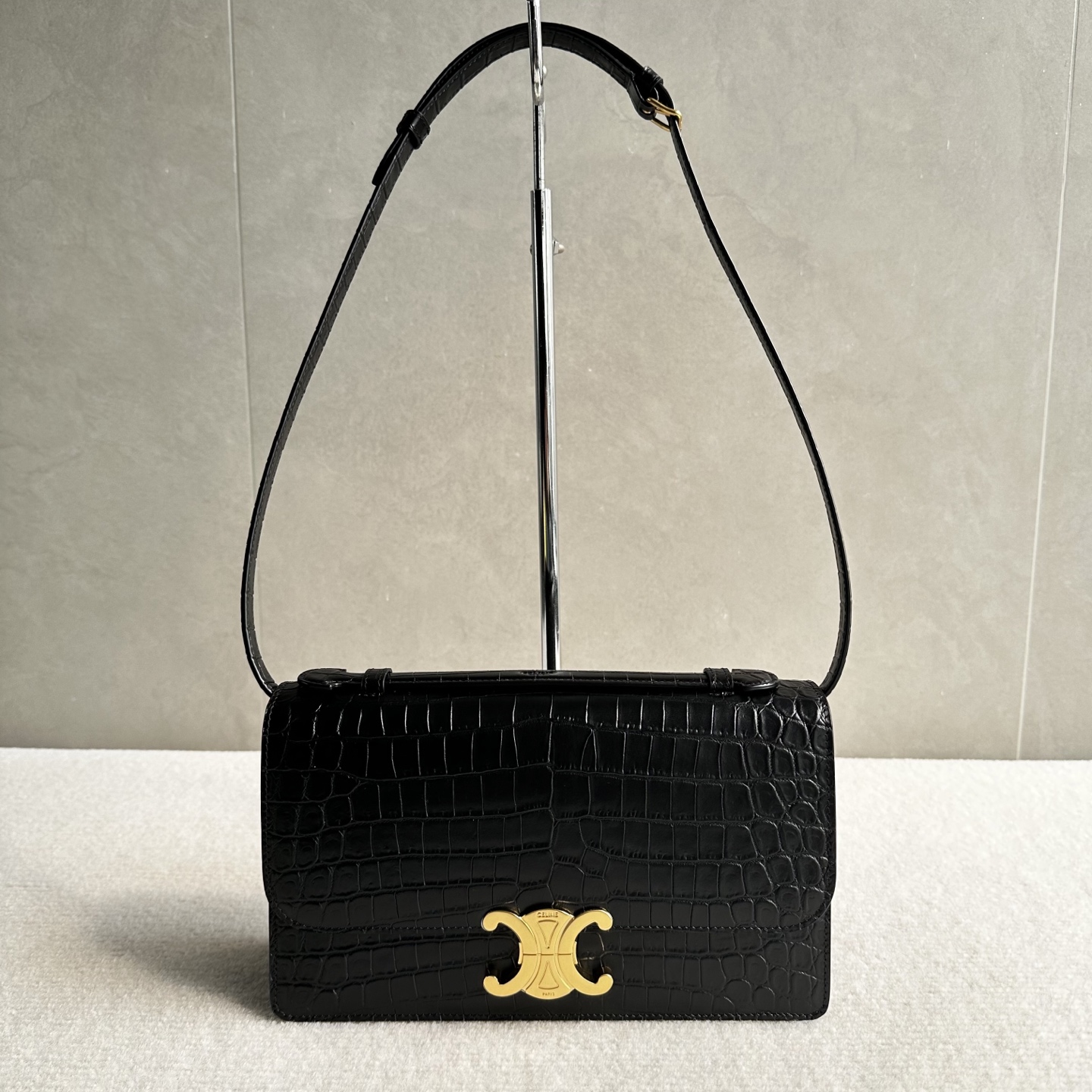 New product online 🅰️🅰️ New product upgraded version TRIOMPHE FOLIO of Arc de Triomphe
Summer26 Arc de Triomphe family latest bag style👜
TRIOMPHE FOLIO medium handbag is here.
Sleek long body with embossed Arc de Triomphe gold buckle, simple and elegant
A new handle has been added. The short handle makes it a delicate lady to carry🤳
Add a shoulder strap to wear it cross-body and become a relaxed commuting style
Can hold card holder + mobile phone + cosmetics
It’s light enough to carry around for a whole day without getting tired👍🏻
Style number: 102382
Color: Chrome crocodile pattern gold buckle
Size: 25.5x14x7.5cm
(With original packaging)