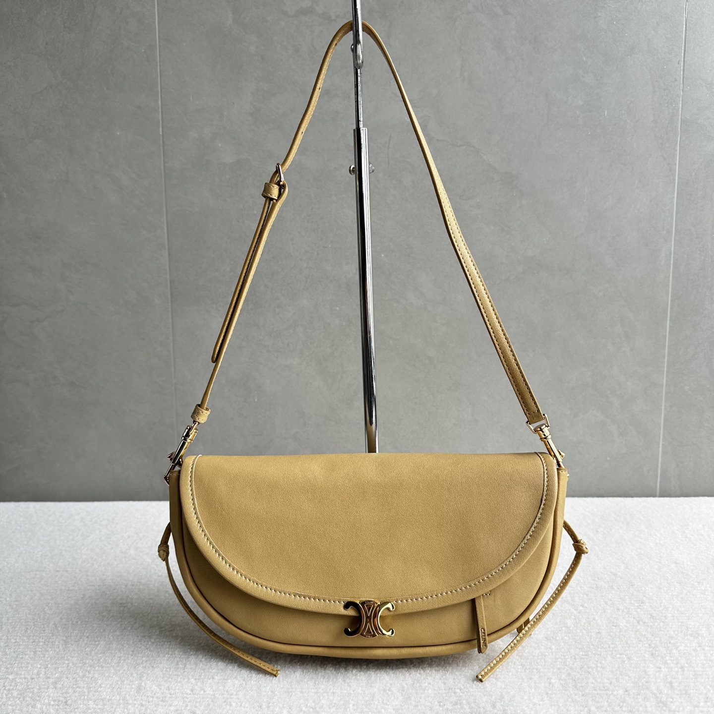 NO:768580,Authentic grade original leather, new product shipped CE HALFMOON small handbag, gentle retro, god of atmosphere, noble in autumn and winter, gentle in spring and summer. The more you carry it, the more texture it has, the older it is, the better it looks. Curved bag shape + mini Arc de Triomphe gold buckle. Can be carried on the shoulder or crossbody, super friendly for small people. The capacity is completely sufficient, and the weight is ultra-light. It is completely unburdened for daily outings. Style No. 103778 Sandcastle Yellow  Size 25×13×5cm (with original packaging), Celine, celine19860909正品级 原厂皮 新品出货 CE HALFMOON 小号手袋 温柔复古·氛围感之神 秋冬显贵、春夏温柔 越背越有质感,越旧越好看 弧线包型+迷你凯旋门金扣 可肩背可斜挎,小个子超友好 容量完完全全够用、自重超轻 日常出门完全无负担 款号103778沙堡黄 尺寸25×13×5cm（配原版包装）,赛琳,celine,Bag