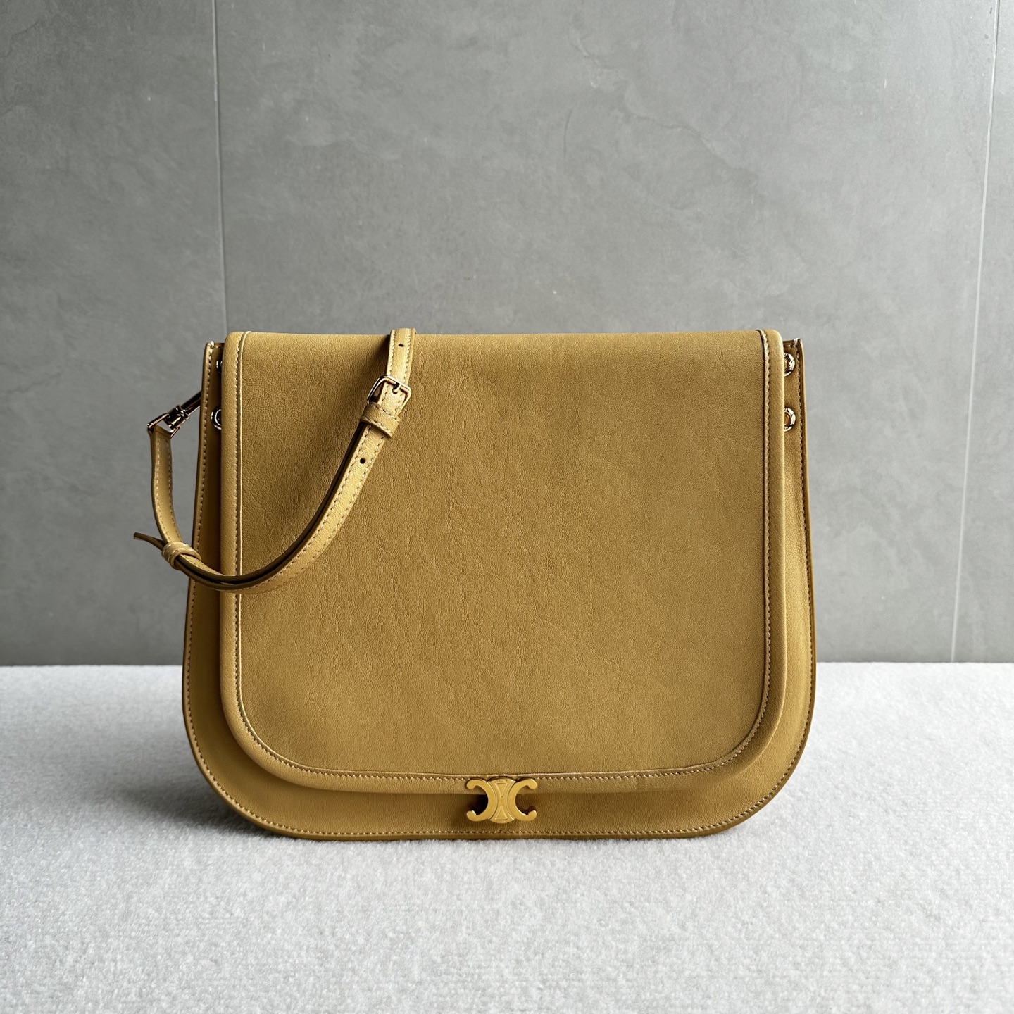 NO:768924,Authentic grade original leather Besace handbags. The latest Soft Triomphe Besace. The recently popular Soft Triomphe Besace is a new style for the spring and summer of 2026, focusing on a 'lazy and fashionable' feeling. ·The bag design is more square than the classic half-moon bag. The box-shaped structure makes it look more stiff and has a larger capacity. It can easily hold a folding umbrella, a thermos cup and a cosmetic bag.  ·The material and feel are made of soft natural grained shiny lambskin, which has a delicate feel and is very light in weight, so it is not burdensome to carry. ·Practical details There is a zipper pocket on the back of the bag, which can be used to store mobile phones or keys, which is very convenient. The magnetic buckle is low-key. The Triomphe emblem has a crisp 'click' sound when opening and closing.  . It is equipped with a detachable and adjustable shoulder strap that can be carried in various ways. It can be carried on one shoulder, cross-body, or hand-held. When paired with a suit jacket, it has a French lady feel. Style No. 123632 Color Sandcastle Yellow Size 32x2x26cm (with original packaging), Celine, celine, cosmetic bags & cases, jackets & coats, business suit, sheepskin19860909正品级 原厂皮 Besace 手袋 最新款 Soft Triomphe Besace 最近很火的 Soft Triomphe Besace 是2026春夏的新款,主打一个“慵懒时髦”的感觉. ·包型设计相比经典的半月包,这款 Besace 更加方正一些,箱型结构让它看起来更挺括,容量也更大,能轻松装下折叠伞、保温杯和化妆包. ·材质与手感采用柔软的天然粒面亮泽小羊皮,手感细腻,自重很轻,背起来没有负担. ·实用细节包身背面有一个拉链口袋,可以放手机或钥匙,非常方便.磁吸扣是低调的. Triomphe 徽记,开合时有清脆的“咔哒”声. .背法多样配有可拆卸和可调节的肩带,可以单肩、斜挎,也可以手提,搭配西装外套很有法式小姐姐的感觉. 款号123632 颜色沙堡黄 尺寸32x2x26cm（配原版包装）,赛琳,celine,cosmetic bags & cases,jackets & coats,business suit,sheepskin,Bag