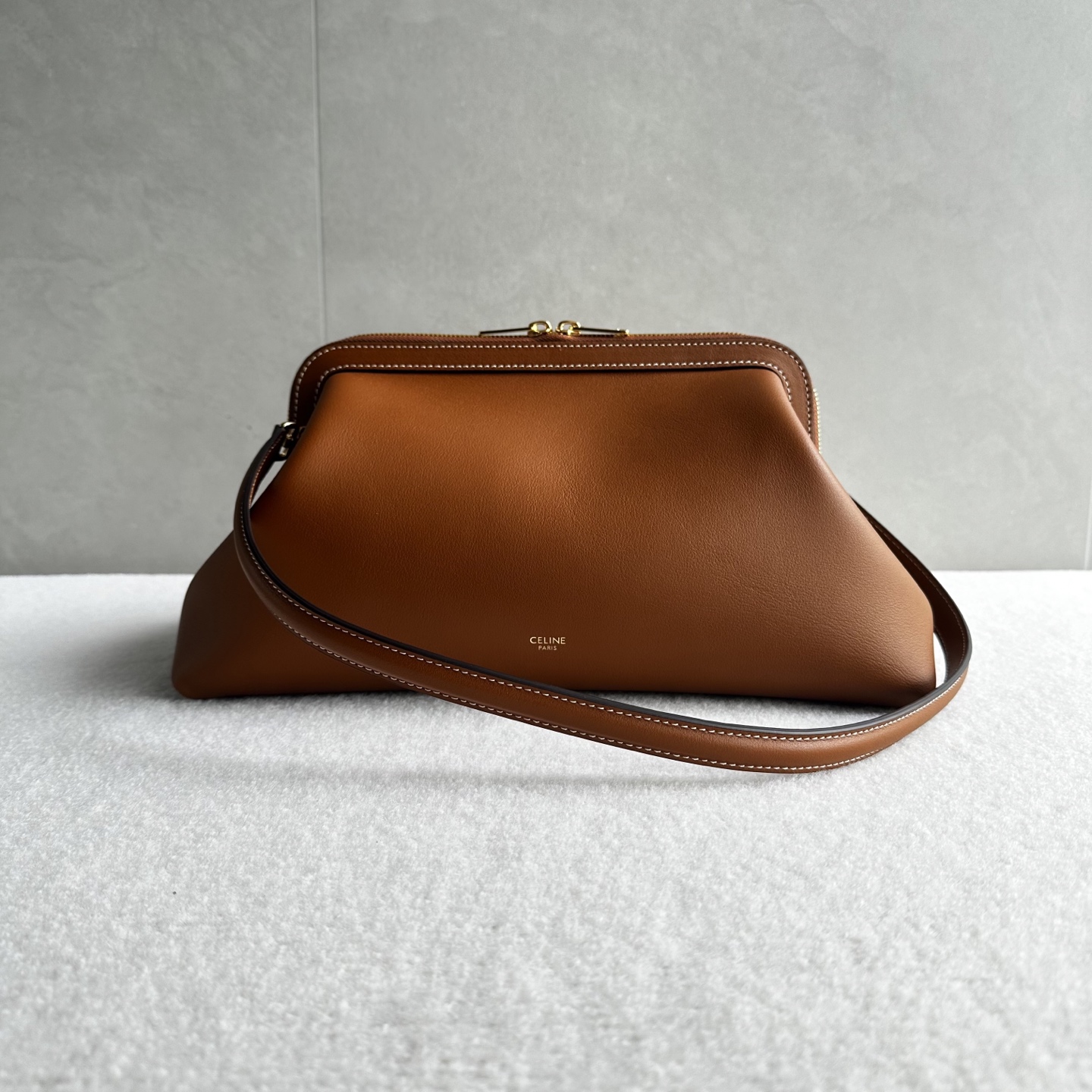NO:812445,Authentic grade original leather, new product launch CE DOCTOR POUCH handbag, with classic lip-finish design and retro texture. Fine cow leather outlines smooth outline, black color shows high-end texture, detachable wrist strap and shoulder strap design, you can switch between hand and shoulder styles at will, taking into account daily commuting and travel needs, gold finish is low-key embellishment, every detail hides French elegance, it is a timeless texture choice in the wardrobe. Style No. 104340  Color Brown Size 35×18×18cm (with original packaging), Celine, celine, cowhide19860909正品级 原厂皮 新品上线CE DOCTOR POUCH手袋,以经典口金设计邂逅复古质感.细腻牛皮革勾勒流畅轮廓,黑色尽显高级质感,可拆卸腕带与肩带设计,随心切换手提、肩背多种造型,兼顾日常通勤与出行需求,金色饰面低调点缀,每一处细节都藏着法式优雅,是衣橱里永不过时的质感之选 款号104340 颜色棕色 尺寸35×18×18cm（配原版包装）,赛琳,celine,cowhide,Bag