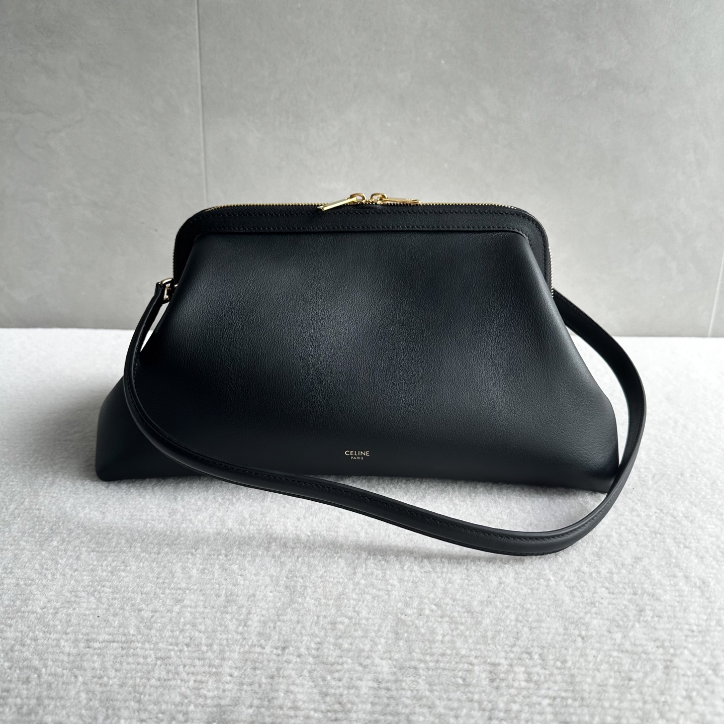 NO:812440,Authentic grade original leather, new product launch CE DOCTOR POUCH handbag, with classic lip-finish design and retro texture. Fine cow leather outlines smooth outline, black color shows high-end texture, detachable wrist strap and shoulder strap design, you can switch between hand and shoulder styles at will, taking into account daily commuting and travel needs, gold finish is low-key embellishment, every detail hides French elegance, it is a timeless texture choice in the wardrobe. Style No. 104340  Color black, size 35×18×18cm (with original packaging), Celine, celine, cowhide19860909正品级 原厂皮 新品上线CE DOCTOR POUCH手袋,以经典口金设计邂逅复古质感.细腻牛皮革勾勒流畅轮廓,黑色尽显高级质感,可拆卸腕带与肩带设计,随心切换手提、肩背多种造型,兼顾日常通勤与出行需求,金色饰面低调点缀,每一处细节都藏着法式优雅,是衣橱里永不过时的质感之选 款号104340 颜色黑色 尺寸35×18×18cm（配原版包装）,赛琳,celine,cowhide,Bag