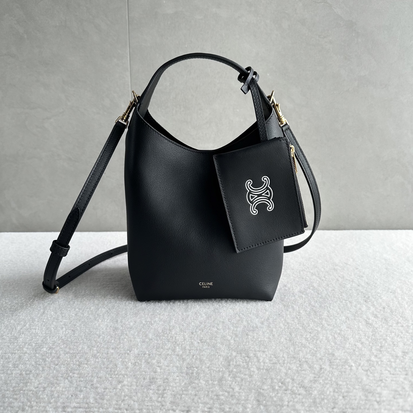 NO:812434,Authentic grade original leather, new product launched CE brand new HOBO handbag Soft fufu natural calfskin, oily and shiny, feels silky smooth~ Classic hobo curved bag shape, more lazy and casual than AVA, small size is super exquisite, can be carried cross-body. The highlights are all here. The material is soft natural cowhide + suede lining, the texture is amazing. The design of small coin purse magnetic buckle is safe and advanced  The main compartment with capacity can hold mobile phones, powder, and lipstick, which is enough for daily use. The shoulder strap is adjustable and can be worn on one shoulder or cross-body. Style No. L10133. Color: 19x11.5x18cm (with original packaging), Celine, celine, wallets, cowhide19860909正品级 原厂皮 新品上线 CE 全新HOBO 手袋 软fufu的天然小牛皮,油润光泽感拉满,摸起来巨丝滑～ 经典hobo弧形包型,比AVA更慵懒随性,小号尺寸超精致,手拎斜挎都可以 亮点全在这 材质柔软天然牛皮+绒面革衬里,质感绝了 设计小零钱包磁吸扣安全又高级 容量主隔层能装手机、粉饼、口红,日常够用 肩带可调节,单肩斜挎随意切换 款号L10133 颜色克色 尺寸19x11.5x18cm（配原版包装）,赛琳,celine,wallets,cowhide,Bag