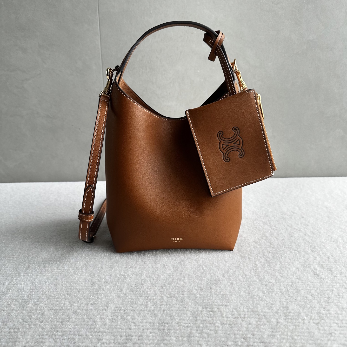 NO:812432,Authentic grade original leather, new product launched CE brand new HOBO handbag Soft fufu natural calfskin, oily and shiny, feels silky smooth~ Classic hobo curved bag shape, more lazy and casual than AVA, small size is super exquisite, can be carried cross-body. The highlights are all here. The material is soft natural cowhide + suede lining, the texture is amazing. The design of small coin purse magnetic buckle is safe and advanced  The main compartment with capacity can hold mobile phones, powder, and lipstick, which is enough for daily use. The shoulder strap is adjustable and can be switched between shoulder and cross-body wear. Style No. L10133 Color brown Size 19x11.5x18cm (with original packaging), Celine, celine, wallets, cowhide19860909正品级 原厂皮 新品上线 CE 全新HOBO 手袋 软fufu的天然小牛皮,油润光泽感拉满,摸起来巨丝滑～ 经典hobo弧形包型,比AVA更慵懒随性,小号尺寸超精致,手拎斜挎都可以 亮点全在这 材质柔软天然牛皮+绒面革衬里,质感绝了 设计小零钱包磁吸扣安全又高级 容量主隔层能装手机、粉饼、口红,日常够用 肩带可调节,单肩斜挎随意切换 款号L10133 颜色棕色 尺寸19x11.5x18cm（配原版包装）,赛琳,celine,wallets,cowhide,Bag