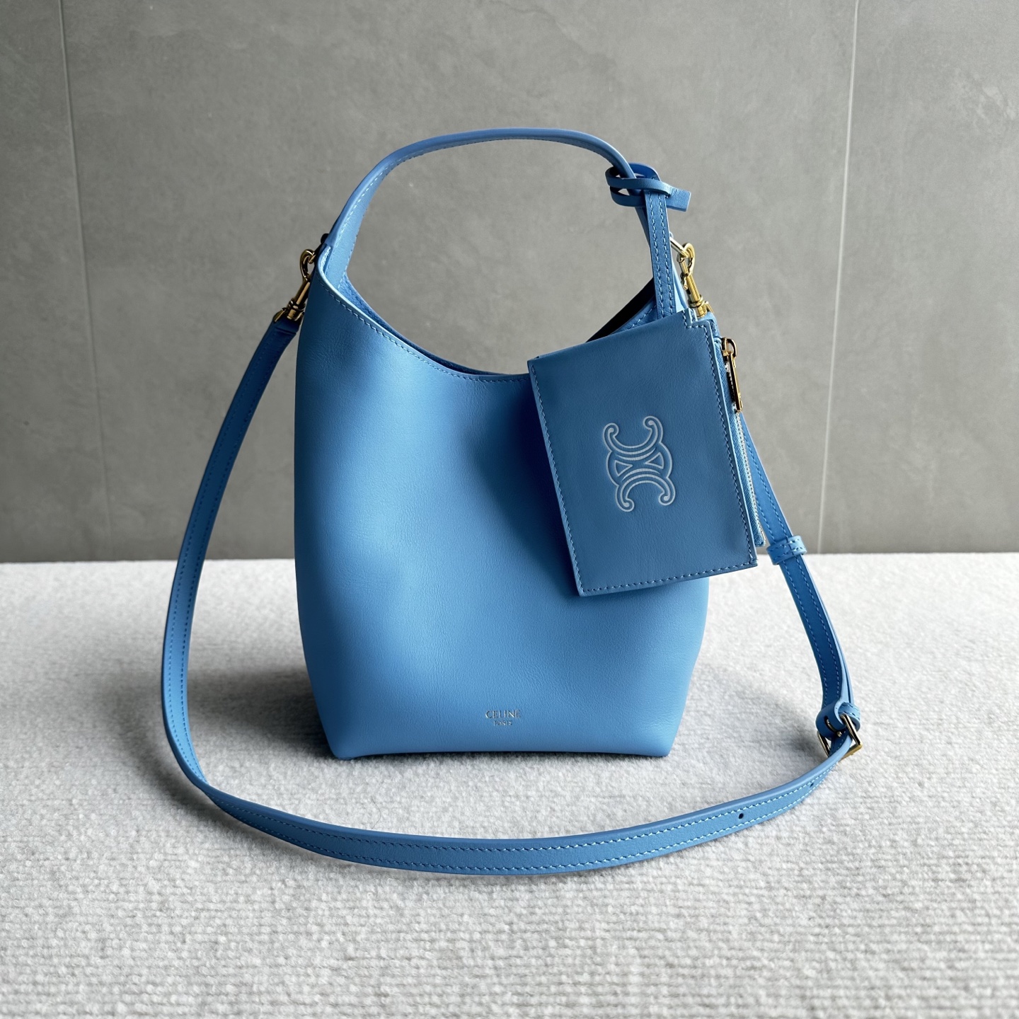 NO:812505,Authentic grade original leather, new product launched CE brand new HOBO handbag Soft fufu natural calfskin, oily and shiny, feels silky smooth~ Classic hobo curved bag shape, more lazy and casual than AVA, small size is super exquisite, can be carried cross-body. The highlights are all here. The material is soft natural cowhide + suede lining, the texture is amazing. The design of small coin purse magnetic buckle is safe and advanced  The capacity main compartment can hold mobile phones, powder, and lipstick, which is enough for daily use. The shoulder strap is adjustable and can be worn on one shoulder or cross-body. Style No. L10133 Color Sky Blue Size 19x11.5x18cm (with original packaging), Celine, celine, wallets, cowhide19860909正品级 原厂皮 新品上线 CE 全新HOBO 手袋 软fufu的天然小牛皮,油润光泽感拉满,摸起来巨丝滑～ 经典hobo弧形包型,比AVA更慵懒随性,小号尺寸超精致,手拎斜挎都可以 亮点全在这 材质柔软天然牛皮+绒面革衬里,质感绝了 设计小零钱包磁吸扣安全又高级 容量主隔层能装手机、粉饼、口红,日常够用 肩带可调节,单肩斜挎随意切换 款号L10133 颜色天空蓝 尺寸19x11.5x18cm（配原版包装）,赛琳,celine,wallets,cowhide,Bag