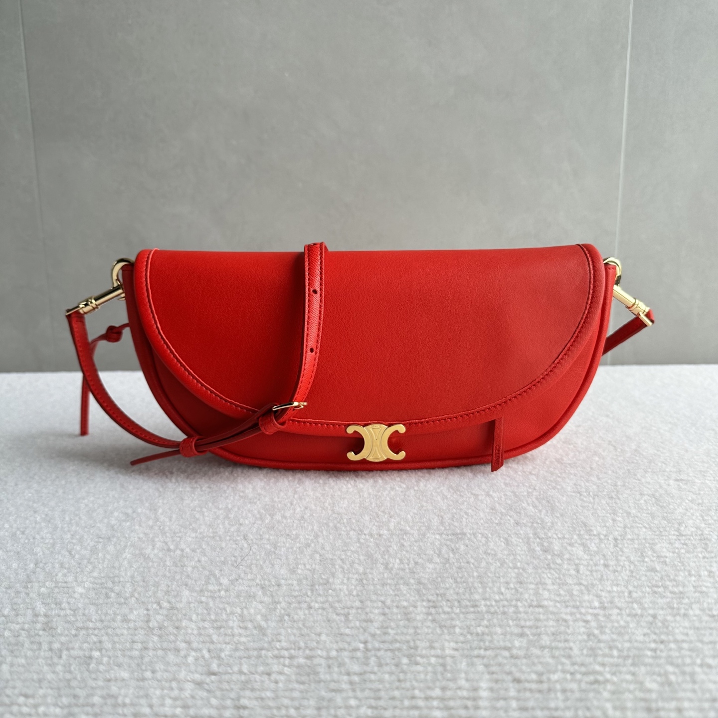 NO:812510,Authentic grade original leather, new product shipped CE HALFMOON small handbag Gentle retro, god of atmosphere. Noble in autumn and winter, gentle in spring and summer. The longer you carry it, the more texture it has, the older it is, the better it looks. Curved bag shape + mini Arc de Triomphe gold buckle. Can be carried on the shoulder or crossbody, super friendly for small people. The capacity is completely sufficient, and the weight is ultra-light. It is completely burdenless for daily outings. Style No. 103778 red  Size 25×13×5cm (with original packaging), Celine, celine19860909正品级 原厂皮 新品出货 CE HALFMOON 小号手袋 温柔复古·氛围感之神 秋冬显贵、春夏温柔 越背越有质感,越旧越好看 弧线包型+迷你凯旋门金扣 可肩背可斜挎,小个子超友好 容量完完全全够用、自重超轻 日常出门完全无负担 款号103778红色 尺寸25×13×5cm（配原版包装）,赛琳,celine,Bag