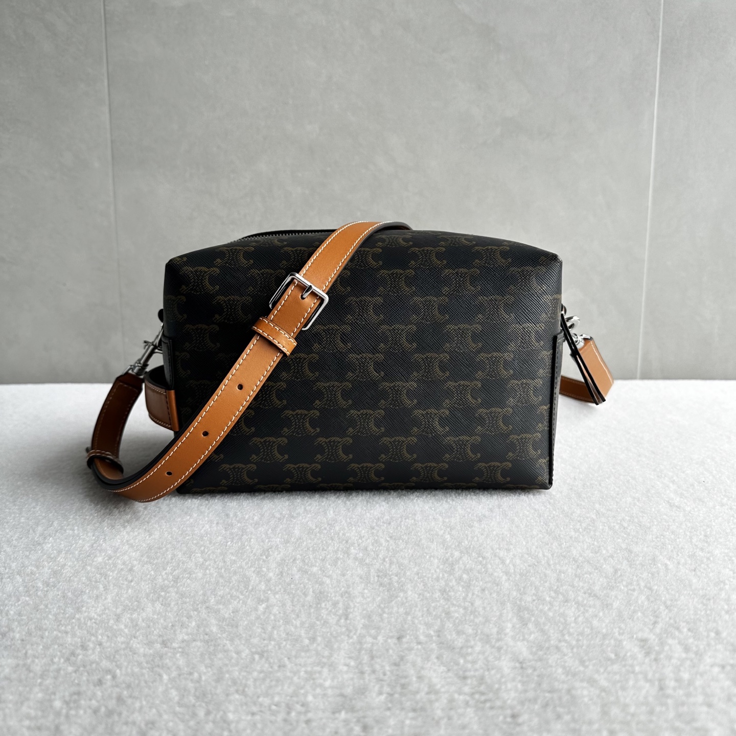 Ce home TAKE AWAY logo printed messenger bag
Logo print, cowhide leather binding
Fabric lining
silver finish
Hand-carry, shoulder and cross-body
Zipper closure
1 main compartment
Leather handle, 1 inch (2 cm) length
Removable and adjustable leather shoulder strap, minimum length 20 inches (50 cm), maximum length 24 inches (60 cm)
Style number: L10033 flower/brown
Size: 23x15x14cm (with original packaging)