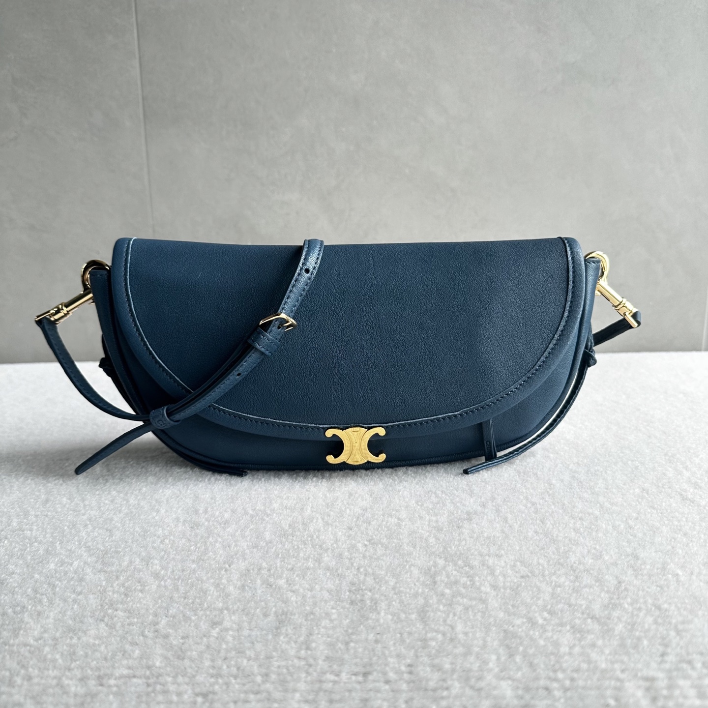 NO:880048,Genuine grade original leather, new product shipped CE HALFMOON small handbag Gentle retro, god of atmosphere. Noble in autumn and winter, gentle in spring and summer. The more you carry it, the more texture it has, the older it is, the better it looks. Curved bag shape + mini Arc de Triomphe gold buckle. Can be carried on the shoulder or crossbody, super friendly for small people. The capacity is completely sufficient, and the weight is ultra-light. No burden for daily going out. Style No. 10373 dark blue  Size 25×13×5cm (with original packaging), Celine, celine19860909正品级 原厂皮 新品出货 CE HALFMOON 小号手袋 温柔复古·氛围感之神 秋冬显贵、春夏温柔 越背越有质感,越旧越好看 弧线包型+迷你凯旋门金扣 可肩背可斜挎,小个子超友好 容量完完全全够用、自重超轻 日常出门完全无负担 款号10373深蓝 尺寸25×13×5cm（配原版包装）,赛琳,celine,Bag