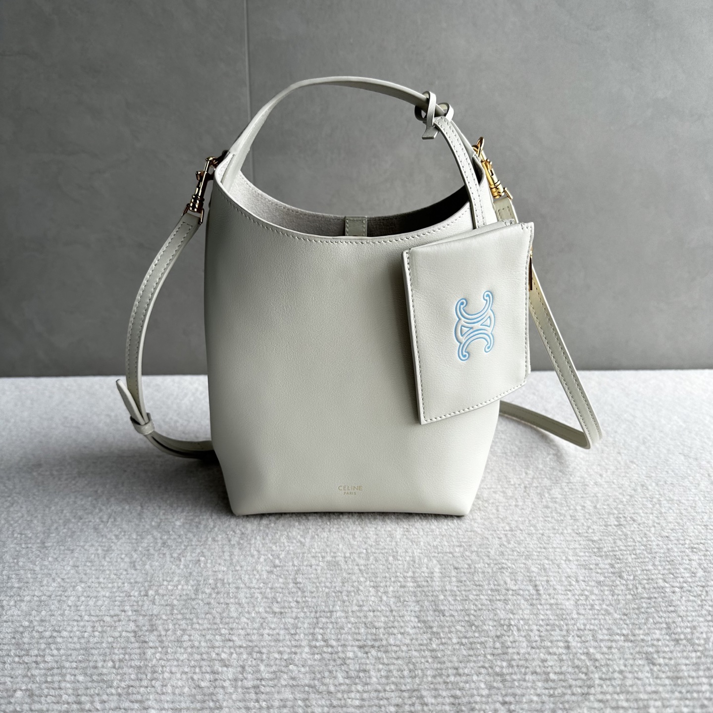 NO:894718,Authentic grade original leather, new product launched CE brand new HOBO handbag Soft fufu natural calfskin, oily and shiny, feels silky smooth~ Classic hobo curved bag shape, more lazy and casual than AVA, small size is super exquisite, can be carried cross-body. The highlights are all here. The material is soft natural cowhide + suede lining, the texture is amazing. The design of small coin purse magnetic buckle is safe and advanced  The main compartment with capacity can hold mobile phones, powder, and lipstick, which is enough for daily use. The shoulder strap is adjustable and can be worn as a cross-body bag on one shoulder. Style No. L10133. Color is off-white. Size 19x11.5x18cm (with original packaging), Celine, celine, wallets, cowhide19860909正品级 原厂皮 新品上线 CE 全新HOBO 手袋 软fufu的天然小牛皮,油润光泽感拉满,摸起来巨丝滑～ 经典hobo弧形包型,比AVA更慵懒随性,小号尺寸超精致,手拎斜挎都可以 亮点全在这 材质柔软天然牛皮+绒面革衬里,质感绝了 设计小零钱包磁吸扣安全又高级 容量主隔层能装手机、粉饼、口红,日常够用 肩带可调节,单肩斜挎随意切换 款号L10133 颜色米白色 尺寸19x11.5x18cm（配原版包装）,赛琳,celine,wallets,cowhide,Bag
