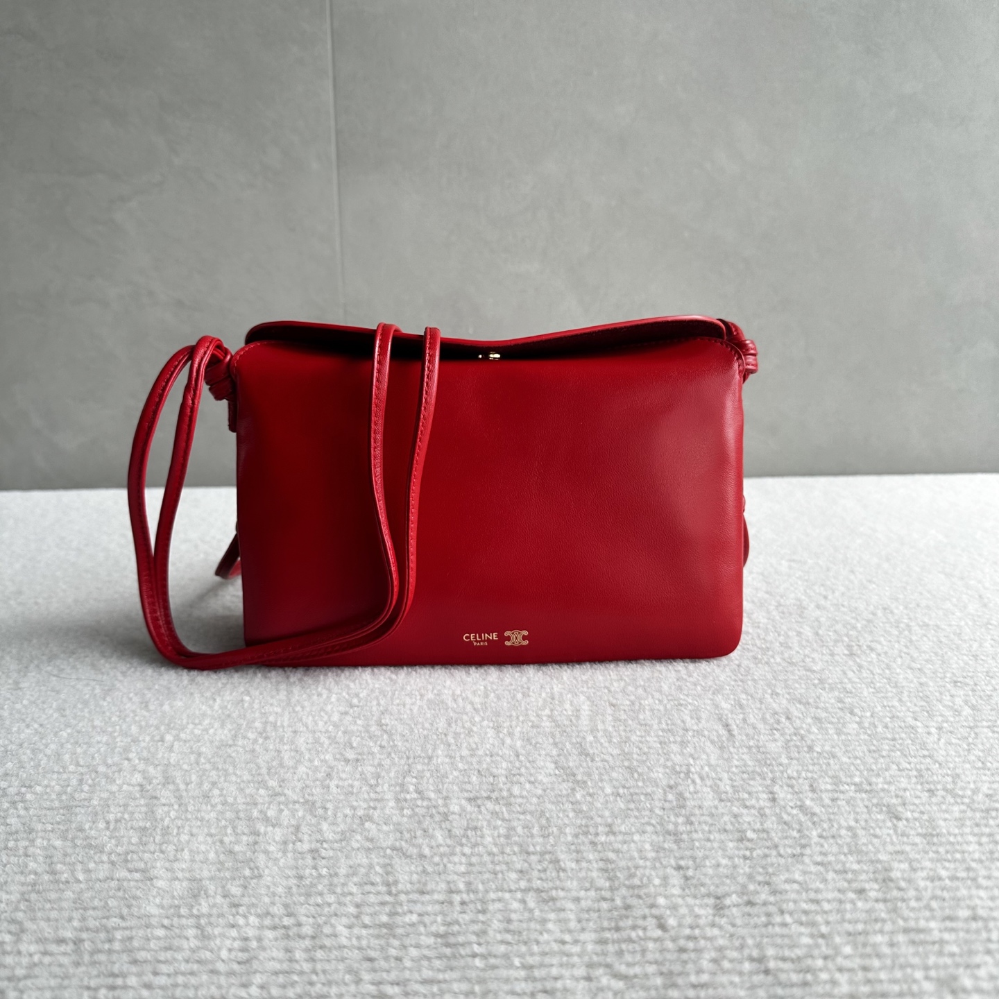 NO:880061,Genuine grade original leather New product launched CE The new Trio Flap retains the classic three-layer design while fully upgrading the details~ Three changes. The front and rear bags are changed to metal buckle design, which is more casual and sexy. The shoulder straps are knotted, and the length can be adjusted as you like. The logo is moved to the bottom of the bag body, exquisite and unobtrusive. Equipped with safe TRIOMPHE snap buckles. Adjustable leather shoulder straps with sliding leather knots. Practical zipper middle compartment. New CELINE TRIOMPHE mark.  3 main compartments, including a zipped compartment Smooth lambskin Style No. 10 Color red Dimensions 22x14x4cm (with original packaging), Celine, celine, celine, sheepskin19860909正品级 原厂皮 新品上线 CE 新款Trio Flap 保留经典三层设计的同时,细节全面升级～ 三个改动 .前后包改成金属扣设计,随性感UP .肩带采用打结式,长短随心调 .Logo移至包身底部,精致不张扬 配备了安全TRIOMPHE按扣 可调节皮革肩带,配有滑扣式皮革绳结 实用的拉链中间隔层 全新CELINE TRIOMPHE印记 3个主隔层,包括一个拉链隔层 光滑小羊皮 款号10 颜色红色 尺寸22x14x4cm（配原版包装）,赛琳,celine,celine,sheepskin,Bag