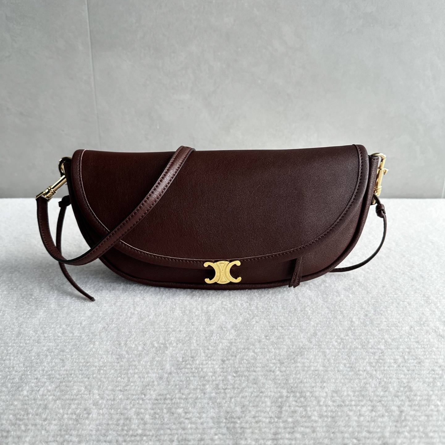 NO:880052,Authentic grade original leather, new product shipped CE HALFMOON small handbag, gentle retro, god of atmosphere, noble in autumn and winter, gentle in spring and summer. The more you carry it, the more texture it has, the older it is, the better it looks. Curved bag shape + mini Arc de Triomphe gold buckle. Can be carried on the shoulder or crossbody, super friendly for small people. The capacity is completely sufficient, and the weight is ultra-light. It is completely unburdened when going out for daily use. Style No. 10373 dark brown  Size 25×13×5cm (with original packaging), Celine, celine19860909正品级 原厂皮 新品出货 CE HALFMOON 小号手袋 温柔复古·氛围感之神 秋冬显贵、春夏温柔 越背越有质感,越旧越好看 弧线包型+迷你凯旋门金扣 可肩背可斜挎,小个子超友好 容量完完全全够用、自重超轻 日常出门完全无负担 款号10373深棕 尺寸25×13×5cm（配原版包装）,赛琳,celine,Bag