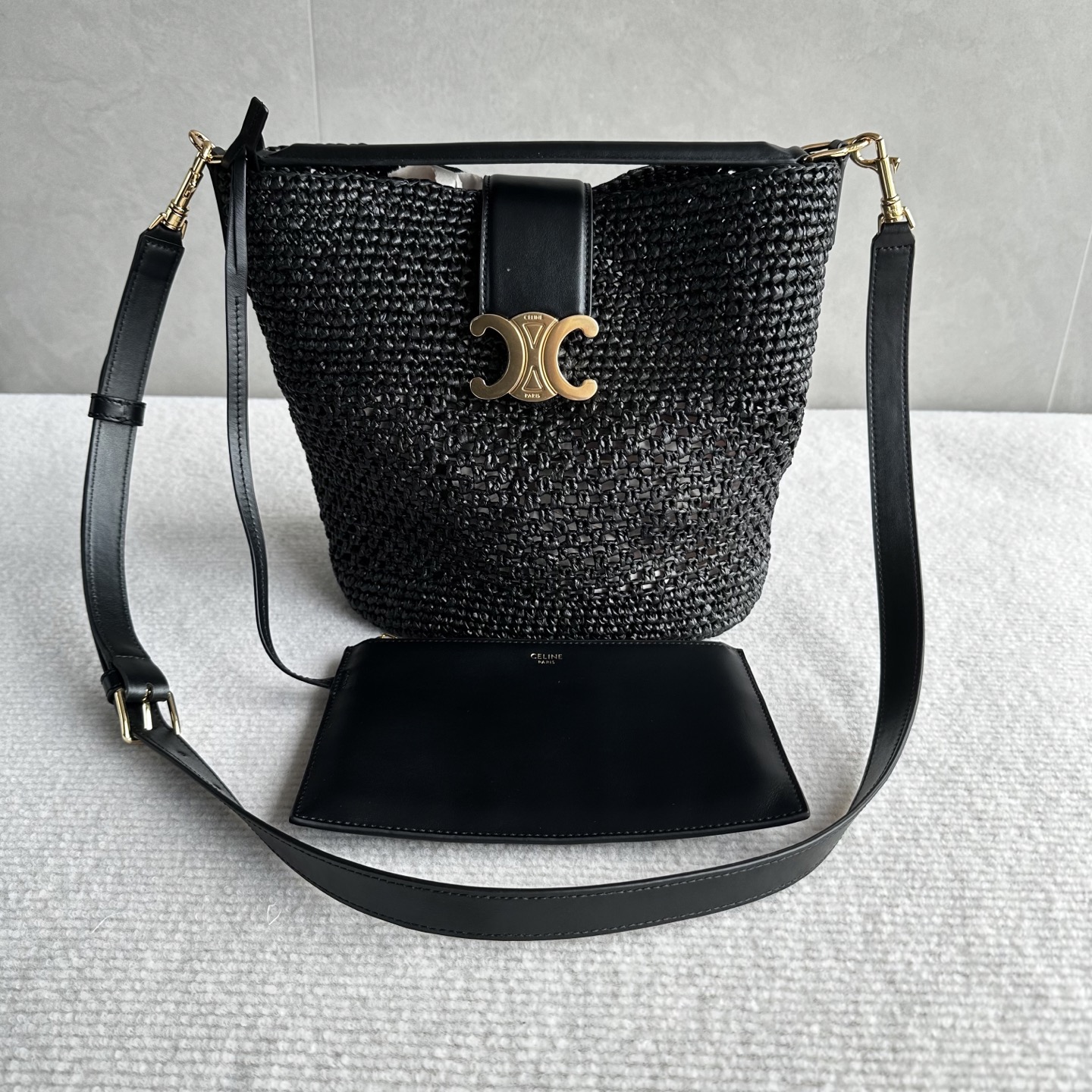 NO:852238,Authentic grade original leather New product launched LOUISE large straw bucket bag CE new woven fortune bucket, long-termist aesthetic, straw and summer are really perfect! The bag is made of raffia, which complements the triumphal metal buckle ~ a straw bag with small capacity but not bad! Adjustable shoulder strap, crossbody, hand carry, shoulder, nice! Style number 123152 Color raffia black Size:  23.5x24x16cm (with original packaging), celine, louis vuitton, espadrilles19860909正品级 原厂皮 新品上线LOUISE大号草编水桶包 CE新款编织发财桶,长期主义审美、草编与夏天真的绝啦! 包包采用拉菲草,与凯旋金属扣相得益彰~小巧容量却也还不错的一只草编包! 可调节肩带,斜挎、手拎、单肩都好nice! 款号123152 颜色拉菲草黑 尺寸: 23.5x24x16cm（配原版包装）,赛琳,celine,louis vuitton,espadrilles,Bag