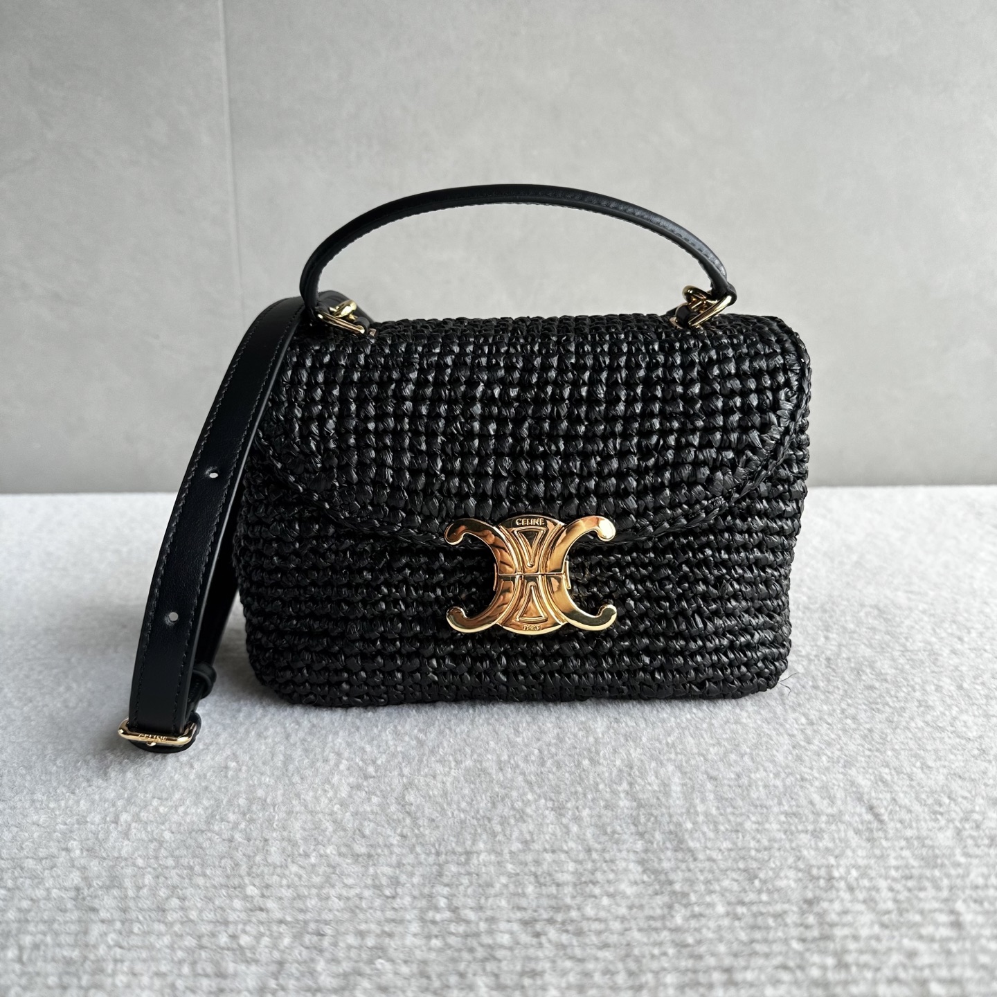 NO:852250,Authentic grade original leather, new products launched, CELINE TEEN NINO woven handbag, new Arc de Triomphe bag, full of high-end feel!  Simple and exquisite silhouettes, etc... all exude an unparalleled sense of luxury. The lines of Kelly's classic shape are simple and elegant, without unnecessary decoration, showing aesthetic charm. Style number 118112 woven black, size 20.5x13x8 (with original packaging), Celine, celine, celine19860909正品级 原厂皮 新品上线 CELINE TEEN NINO编织手袋 新款凯旋门收袋 满满高级感！ 简约精致的轮廓 等等…都散发着无与伦比的高级感 kelly经典造型的线条简洁大方 无需多余的装饰 都即显审美魅力 款号118112编织黑色 尺寸20.5x13x8（配原版包装）,赛琳,celine,celine,Bag