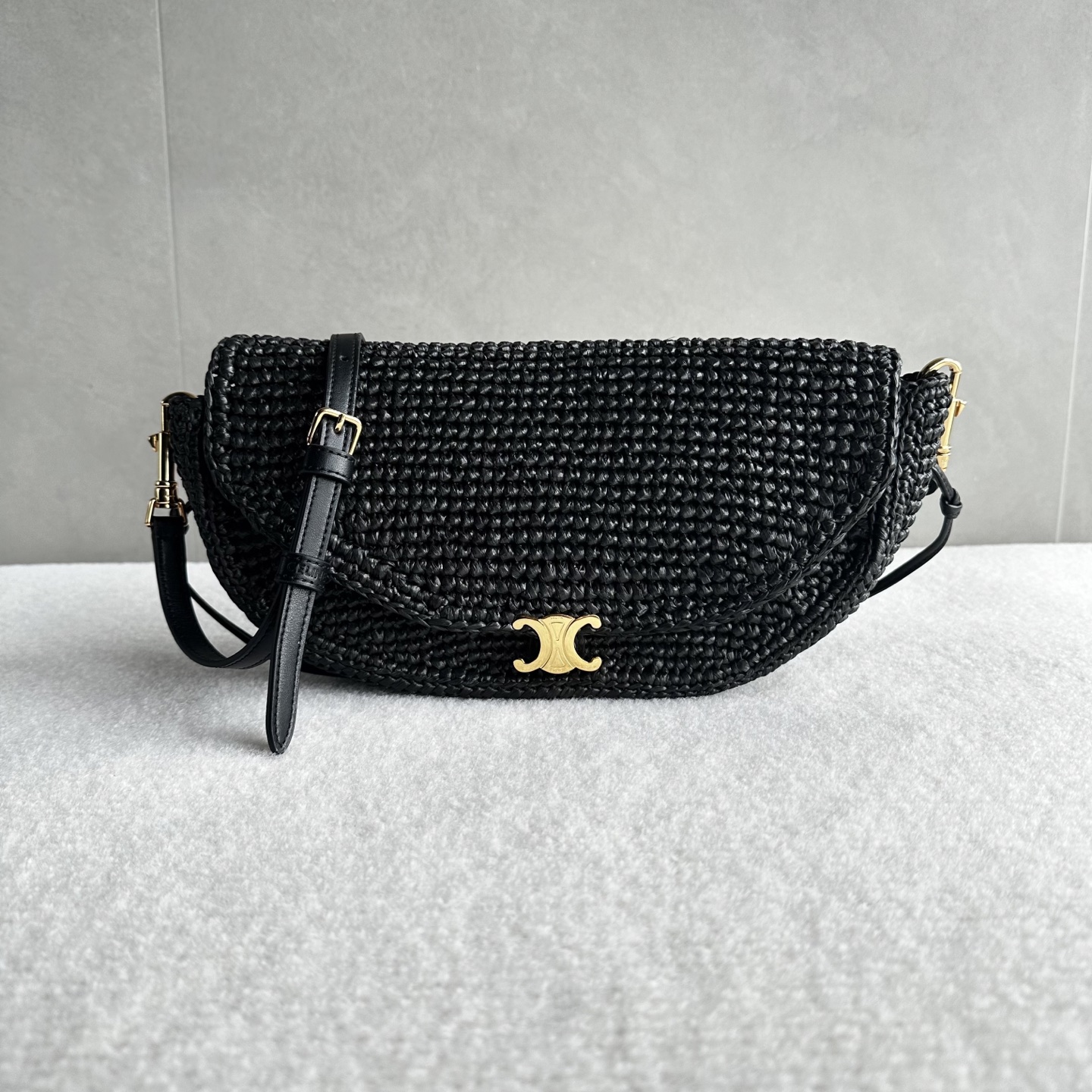 NO:879940,Authentic grade original leather, new product shipped CE HALFMOON small handbag, gentle retro, god of atmosphere, noble in autumn and winter, gentle in spring and summer. The more you carry it, the more texture it has, the older it is, the better it looks. Curved bag shape + mini Arc de Triomphe gold buckle. Can be carried on the shoulder or crossbody, super friendly for small people. The capacity is completely sufficient, the weight is ultra-light, and it is completely burdenless for daily outings. Style No. L10373 black woven  Size 28.5×6×14cm (with original packaging), Celine, celine19860909正品级 原厂皮 新品出货 CE HALFMOON 小号手袋 温柔复古·氛围感之神 秋冬显贵、春夏温柔 越背越有质感,越旧越好看 弧线包型+迷你凯旋门金扣 可肩背可斜挎,小个子超友好 容量完完全全够用、自重超轻 日常出门完全无负担 款号L10373黑色编织 尺寸28.5×6×14cm（配原版包装）,赛琳,celine,Bag