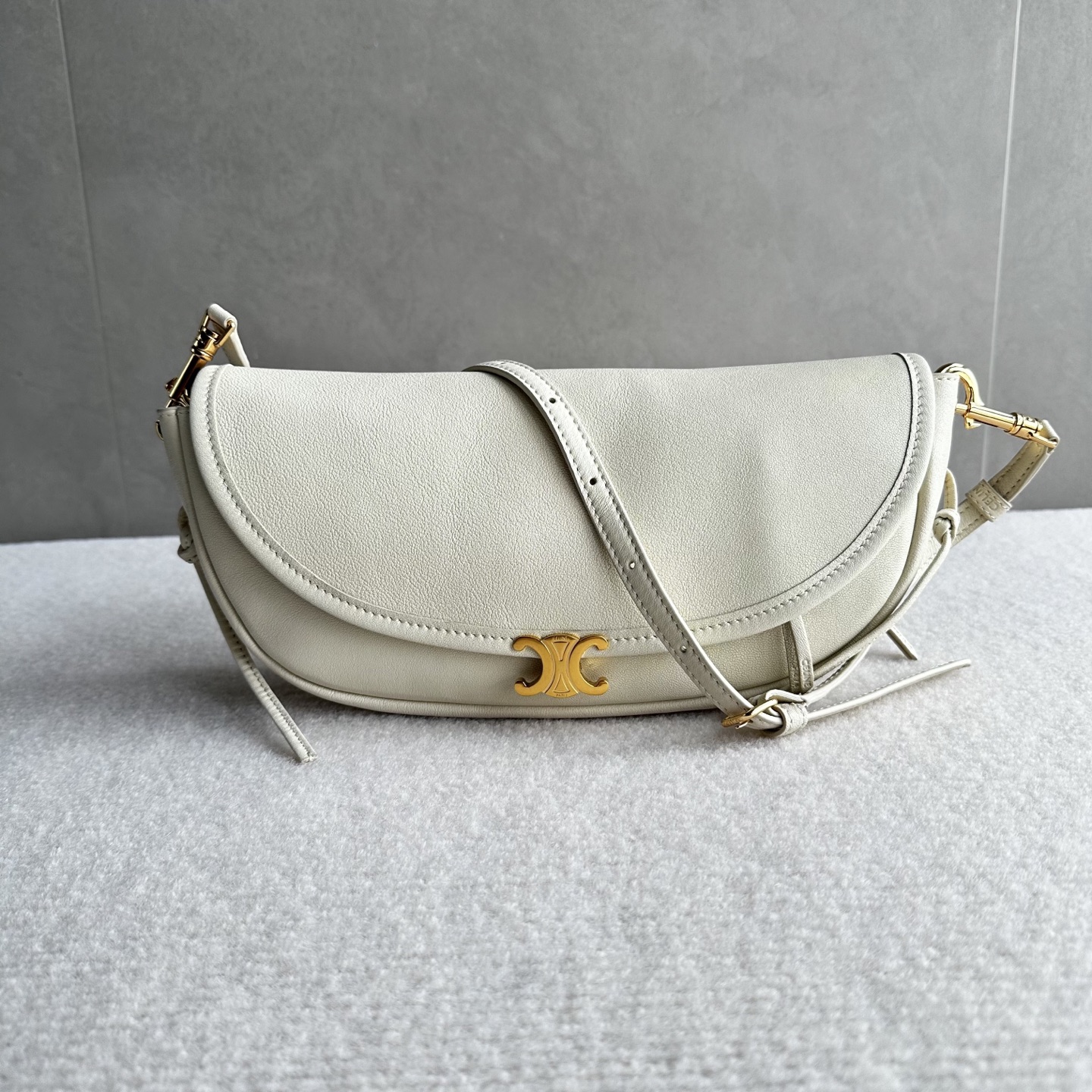 NO:880055,Authentic grade original leather, new product shipped CE HALFMOON small handbag, gentle retro, god of atmosphere. Noble in autumn and winter, gentle in spring and summer. The more you carry it, the more texture it has, the older it is, the better it looks. Curved bag shape + mini Arc de Triomphe gold buckle. Can be carried on the shoulder or crossbody, super friendly for small people. The capacity is completely sufficient, and the weight is ultra-light. No burden for daily outings. Style No. L10373 cotton white  Size 25×13×5cm (with original packaging), Celine, celine19860909正品级 原厂皮 新品出货 CE HALFMOON 小号手袋 温柔复古·氛围感之神 秋冬显贵、春夏温柔 越背越有质感,越旧越好看 弧线包型+迷你凯旋门金扣 可肩背可斜挎,小个子超友好 容量完完全全够用、自重超轻 日常出门完全无负担 款号L10373棉花白 尺寸25×13×5cm（配原版包装）,赛琳,celine,Bag