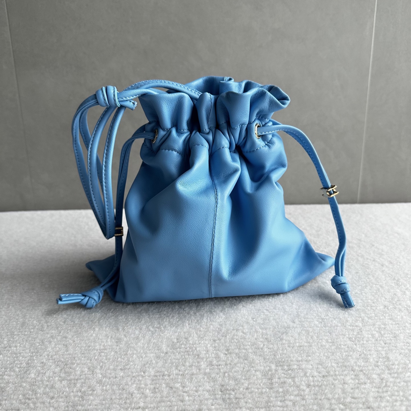 NO:880058,Genuine grade original leather, new products launched, CE lucky bag style!  The drawstring design gives a cloud-wrapped feel. When loosened, a casual drape line appears. One bag can switch between two visual atmospheres. The embossed Arc de Triomphe logo and hardware drawstring buckle on the bag body make the brand logo low-key, retaining recognition without appearing to be deliberately ostentatious. The Arc de Triomphe dark pattern on the lining hides the details that can be seen by unzipping the drawstring, making the texture unified from the inside to the outside. The bag body is made of soft wrinkled lambskin.  The touch is soft and fufu like clouds. The pleated texture comes with ease. Style number 123662. Color sky blue. Size 29x32×0.5 (with original packaging), Celine, celine, sheepskin.19860909正品级 原厂皮 新品上线 CE 福袋包款！ 抽绳的设计,云朵包裹感 松开则是随性的垂坠线条 一包能切换两种视觉氛围 包身的压印凯旋门logo+五金抽绳扣,把品牌标识做了低调化处理 ,既保留辨识度,又不会显得刻意张扬 内衬的凯旋门暗纹是 隐藏精致项拉开抽绳就能看到的细节 ,让质感从内到外统一 包身采用软皱小羊皮 触感是软fufu的云朵感 褶皱肌理自带 不费力的随性 款号123662 颜色天蓝色 尺寸29x32×0.5（配原版包装）,赛琳,celine,sheepskin,Bag