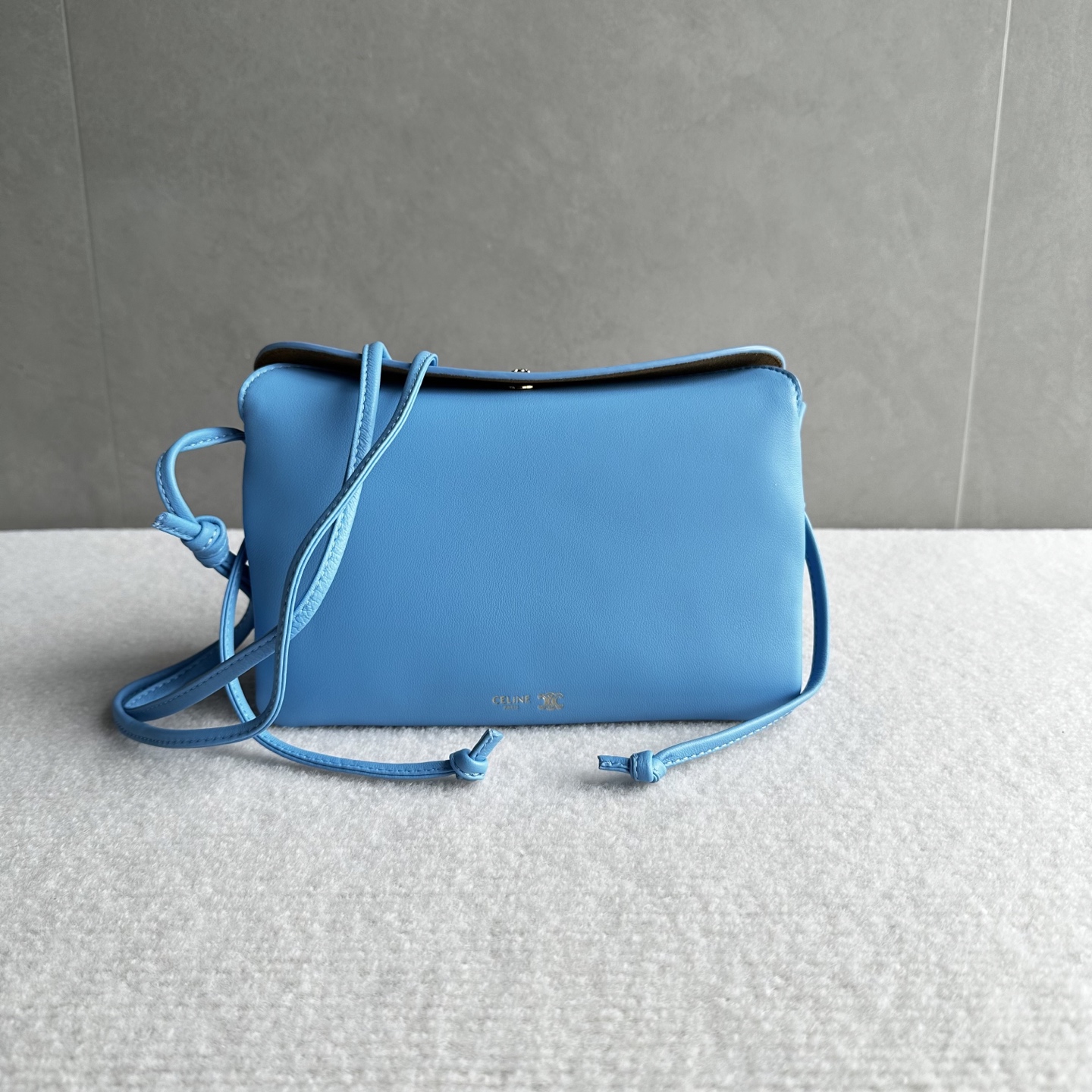 NO:880064,Genuine grade original leather New product launched CE The new Trio Flap retains the classic three-layer design while fully upgrading the details~ Three changes. The front and rear bags are changed to metal buckle design, which is more casual and sexy. The shoulder straps are knotted, and the length can be adjusted as you like. The logo is moved to the bottom of the bag body, exquisite and unobtrusive. Equipped with safe TRIOMPHE snap buckles. Adjustable leather shoulder straps with sliding leather knots. Practical zipper middle compartment. New CELINE TRIOMPHE mark.  3 main compartments, including a zipped compartment Smooth lambskin Style No. 10 Color sky blue Dimensions 22x14x4cm (with original packaging), Celine, celine, celine, sheepskin19860909正品级 原厂皮 新品上线 CE 新款Trio Flap 保留经典三层设计的同时,细节全面升级～ 三个改动 .前后包改成金属扣设计,随性感UP .肩带采用打结式,长短随心调 .Logo移至包身底部,精致不张扬 配备了安全TRIOMPHE按扣 可调节皮革肩带,配有滑扣式皮革绳结 实用的拉链中间隔层 全新CELINE TRIOMPHE印记 3个主隔层,包括一个拉链隔层 光滑小羊皮 款号10 颜色天蓝色 尺寸22x14x4cm（配原版包装）,赛琳,celine,celine,sheepskin,Bag