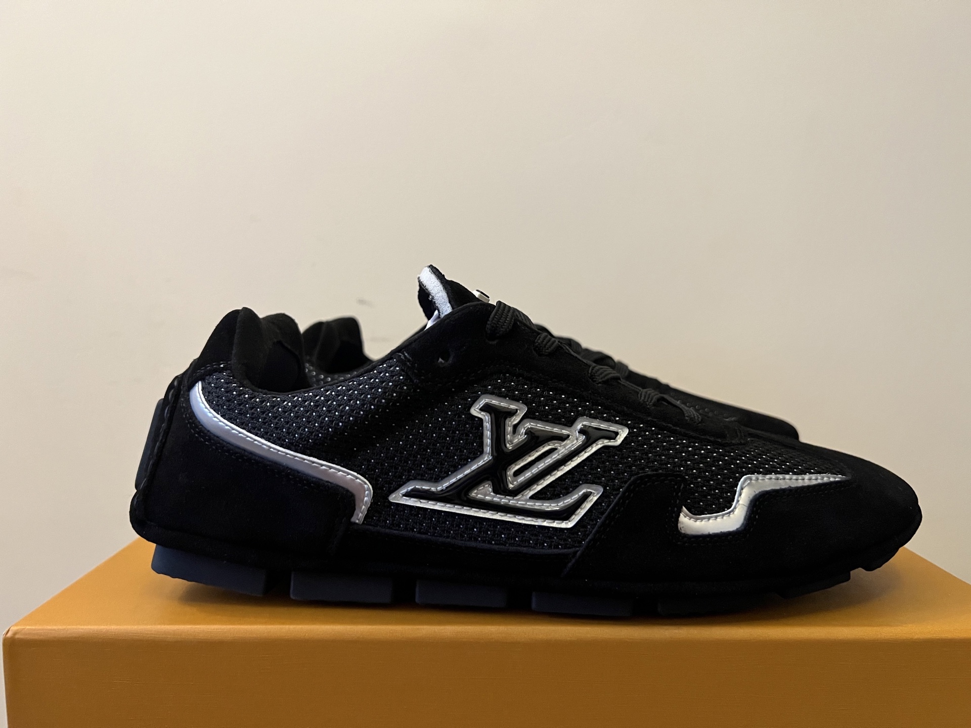 NO:352050,Pure original version of LV Louis Vuitton's latest Footprint series Couple style Footprint Soccer sneakers Casual running shoes Footprint Soccer sneakers were unveiled at the 2025 Spring and Summer series fashion show. It is the first sneaker designed by Pharrell Williams for football. The shoes are inspired by football sports that spans generations and culture, echoing the theme of unity and participation of the 2025 Spring and Summer series fashion show. The shoes are known for their smooth design, with dynamic IV Initials logo on the sides, and the tongue is embellished with Lvers United badges inspired by the football team, and the sole of the footprint rubber sole is decorated with a variety of Louis Vuitton logos Fabric: original imported cowhide cowhide inner original custom soft sheepskin lining Sole original open mold two-color TPU combination sole 3.5CM thick Size:35-45 (35 45 customization), louis vuitton,louis vuitton,versace,sneakers,cowhide,sheepskin19860909纯原版本LV路易威登最新Footprint系列 情侣款 足球运动鞋 休闲 跑鞋Footprint Soccer 运动鞋于2025春夏系列时装展中亮相,是Pharrell Williams 首次以足球鞋为灵感设计的运动鞋.鞋款的灵感来自跨越世代和文化的足球运动,呼应2025春夏系列时装展团结一致、全民参与的主题.鞋款以流丽的设计著称,侧面以富动感的IV Initials标志点缀,鞋舌缀有灵感来自足球队伍的Lvers United徽章,而脚掌纹橡胶鞋底饰有多款路易威登标志 面料:原版进口头层牛皮 内里原版定制柔软羊皮里 鞋底原版开模双色TPU组合底 底厚3.5CM Size:35-45（35 45订制）,,louis vuitton,louis vuitton,versace,sneakers,cowhide,sheepskin,Men's shoes