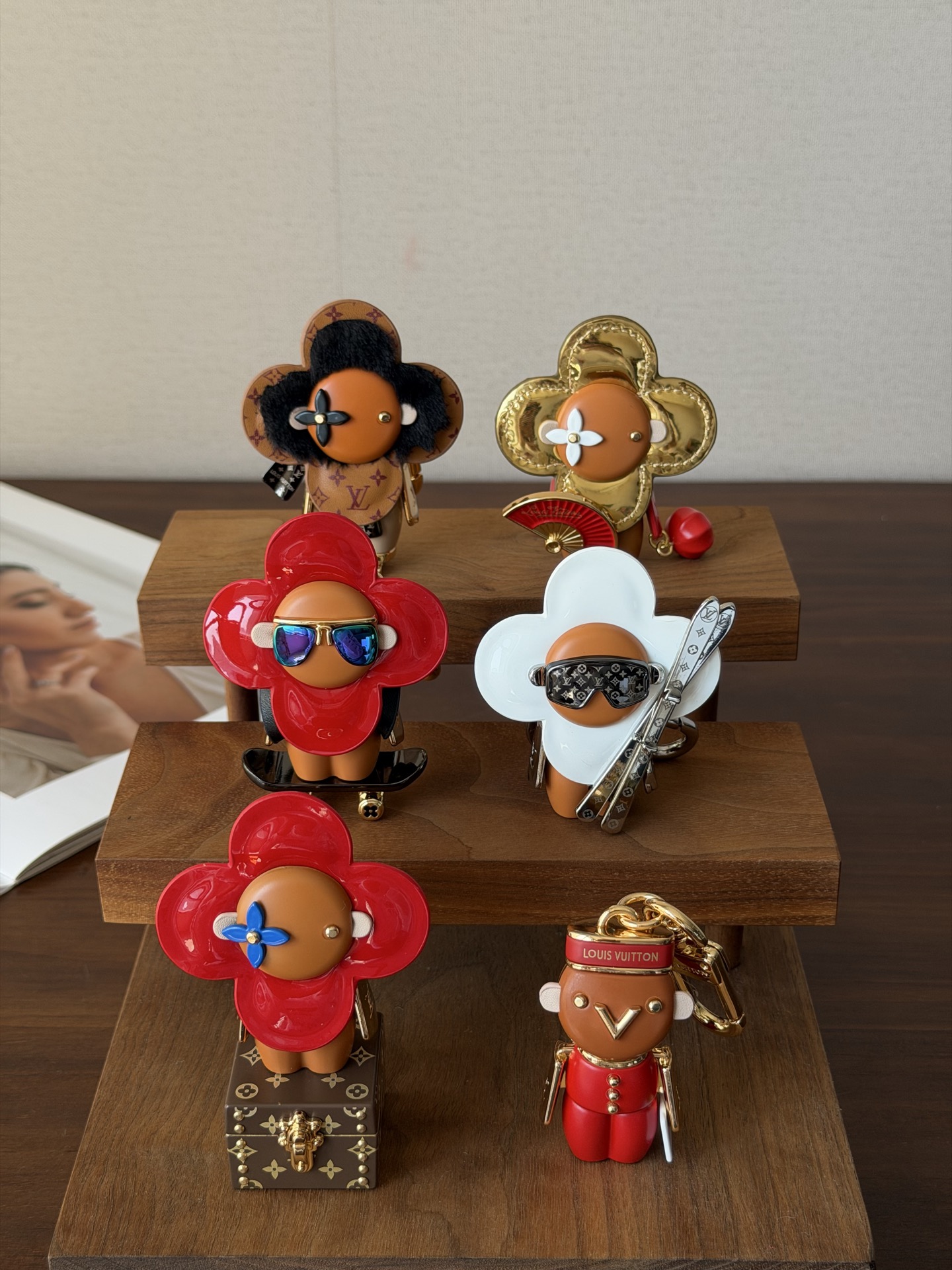 NO:762773,LV Vivienne high-end trendy doll keychain!  This should be the most amazing keychain in recent years. In addition to being a keychain, it can also be used as a bag charm. I have to say that after hanging it, the whole bag becomes fashionable~ It is made of full metal material with genuine leather sunflowers, full of high-end sense, classic iconic logo letter accessories, and the buckle and key ring are fixed in two directions!  Made of 316 stainless steel, polished by a Japanese surface polishing machine. The logo is scratch-resistant and finely crafted with deoxidized paint technology. It has a certain sense of weight in the hand. It has a solid metal structure. Only LV can make the keychain so luxurious~ It is packaged and shipped in a gift box, full of a sense of ceremony~,, louis vuitton, keychain19860909LV Vivienne 高端潮流公仔钥匙扣！这应该是近几年最惊艳的钥匙扣了,除了当钥匙扣还可以当包包挂饰来使用,不得不说挂上它之后整个包都变得洋气呢～ 全金属材质配真皮太阳花,满满的高级感,经典标志性Logo字母配饰 ,挂扣与钥匙环双向固定 ！316精钢打造,日本平面抛光机打磨 Logo脱氧烤漆工艺防刮蹭精工细活,上手有一定的分量感,全实心金属结构,能把钥匙扣做到这么奢华也只有LV了～ 配礼盒包装发货,满满的仪式感～,,louis vuitton,keychain,accessory