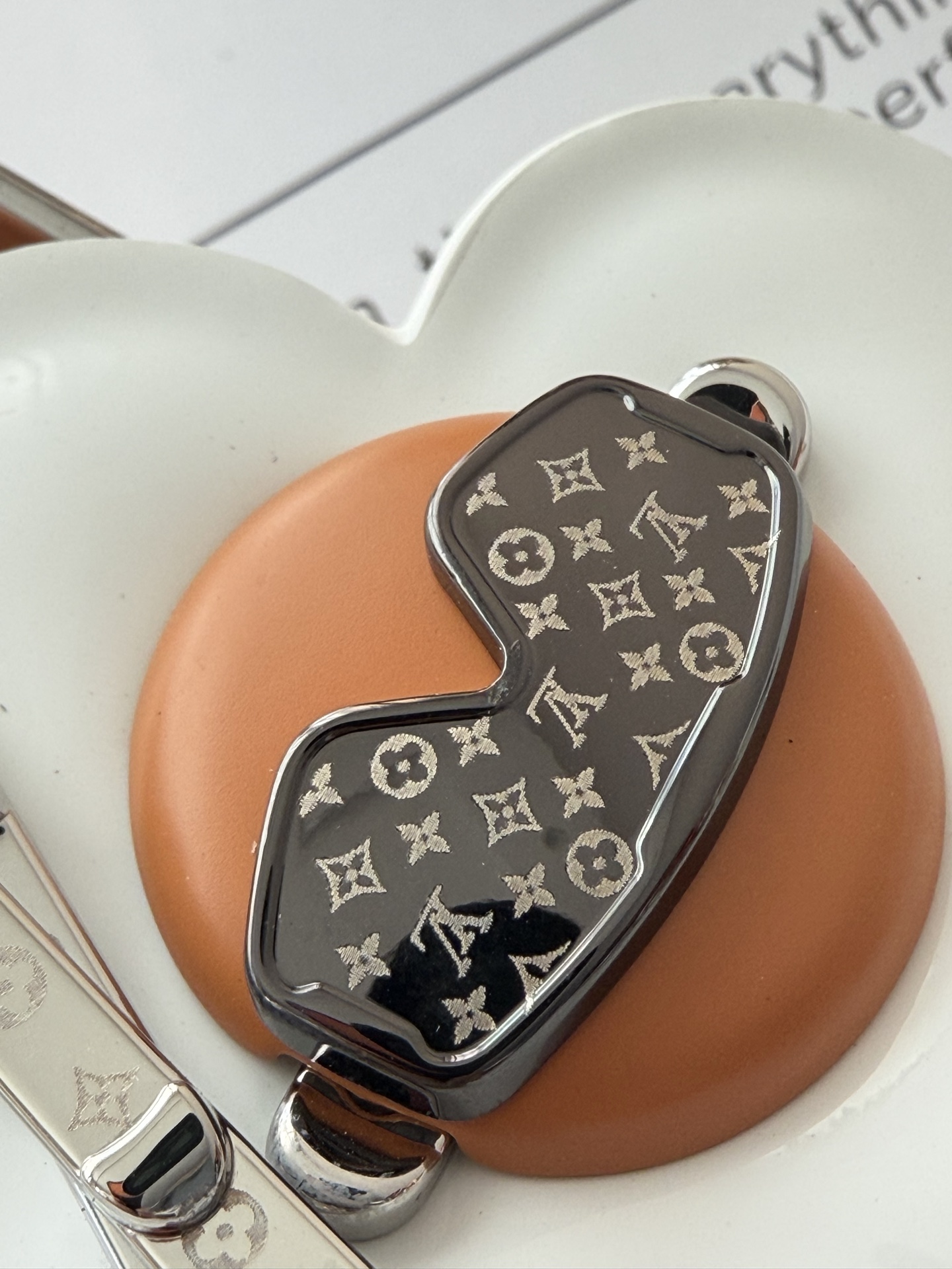 NO:762752,Multifunctional Vivienne doll keychain, the metal painted doll is full of texture. It can not only be used as a keychain, but can also be hung on your phone or bag as a beautiful ornament~,,keychain19860909多功能Vivienne公仔钥匙扣,金属烤漆公仔满满的质感,不仅仅可以当钥匙扣,可以挂在继续上、包包上当精美挂饰使用～,,keychain,accessory