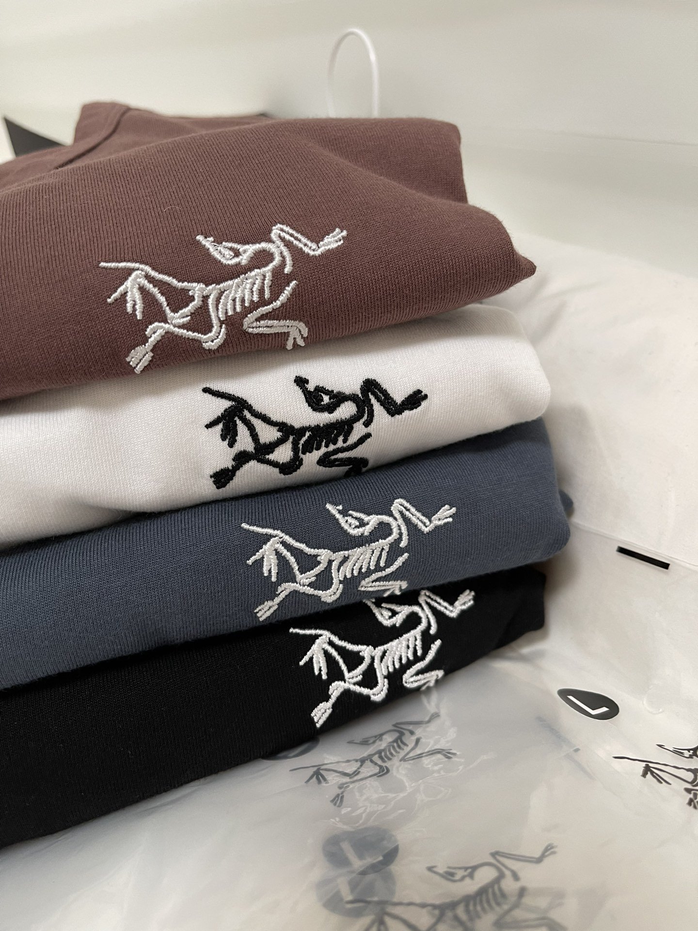 Arcteryx始祖鸟刺绣新款圆领短袖T恤，定制冰瓷棉面料，万针刺绣，细节完美，细节超精致完美哦！上身超级好看！越看越耐看！