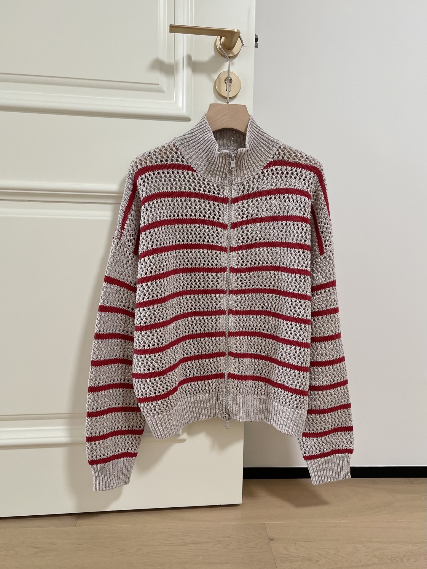 NO:316362,BC 2025 New early spring style, shiny shimmering beads character striped double zipper head stand-up collar cardigan, exclusive first release, walking high-end, Bc old-fashioned outfit, Italian aesthetic color matching striped shoulder-falling design empty cardigan!  A lazy and comfortable atmosphere!  Minimalist old-fashioned style outfit, Italian aesthetic color matching beads and sequins yarn heavy industry luxurious mysterious and noble!  SML, alexander wang19860909BC 2025 早春新款 亮闪珠片角色条纹双拉链头立领开衫,独家首发,行走的高定,Bc老钱风穿搭,意大利美学配色条纹落肩设计缕空开衫！慵懒自在的氛围感！极简老钱风穿搭,意大利美学配色珠片亮片纱线重工奢华神秘又高贵！ 码数SML,,alexander wang,Women's clothing