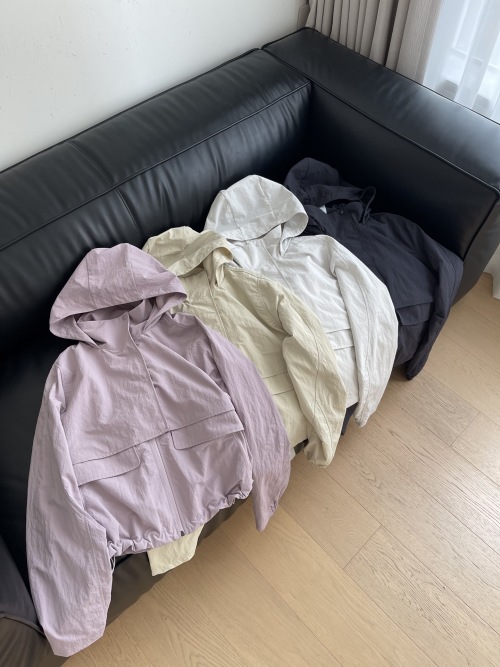 Chaqueta Ligera con Capucha para Mujer en Variedad de Colores 1 Chaqueta Ligera con Capucha para Mujer en Variedad de Colores