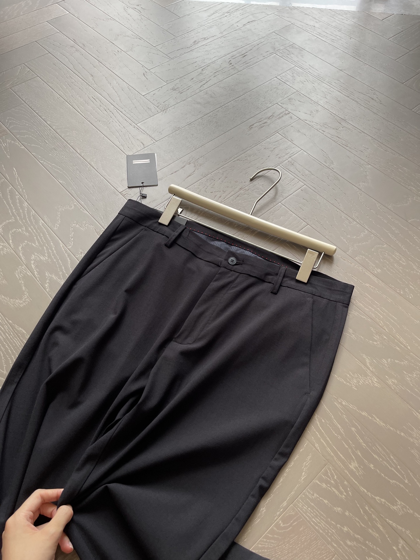 藏青色颇具匠心的细节 工艺水准传承品牌的严谨与精致，显著完美的手工感制作