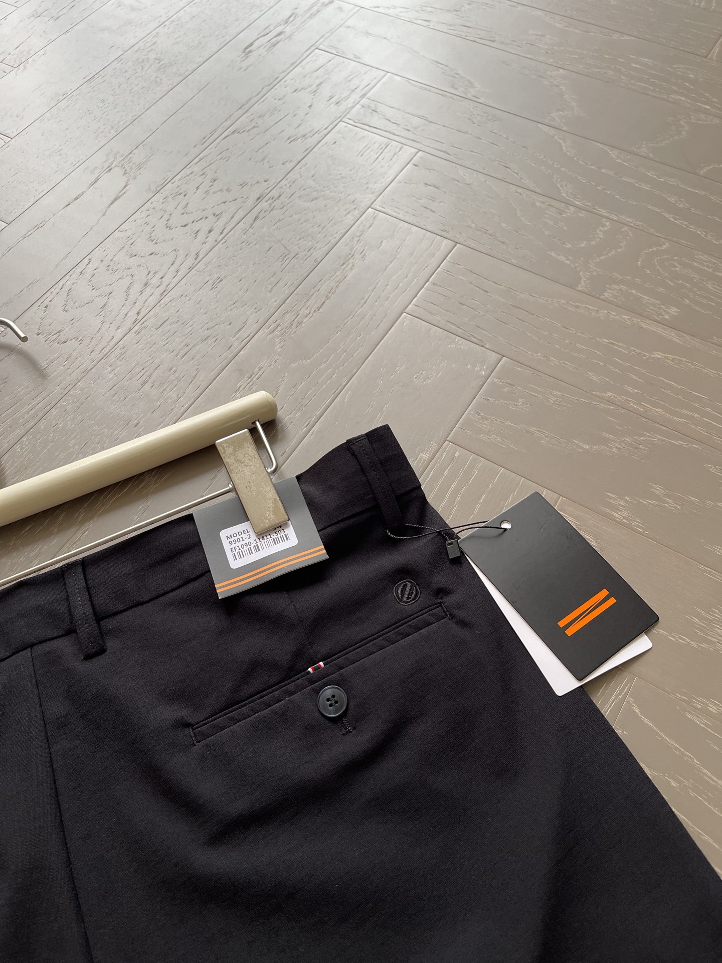 藏青色颇具匠心的细节 工艺水准传承品牌的严谨与精致，显著完美的手工感制作