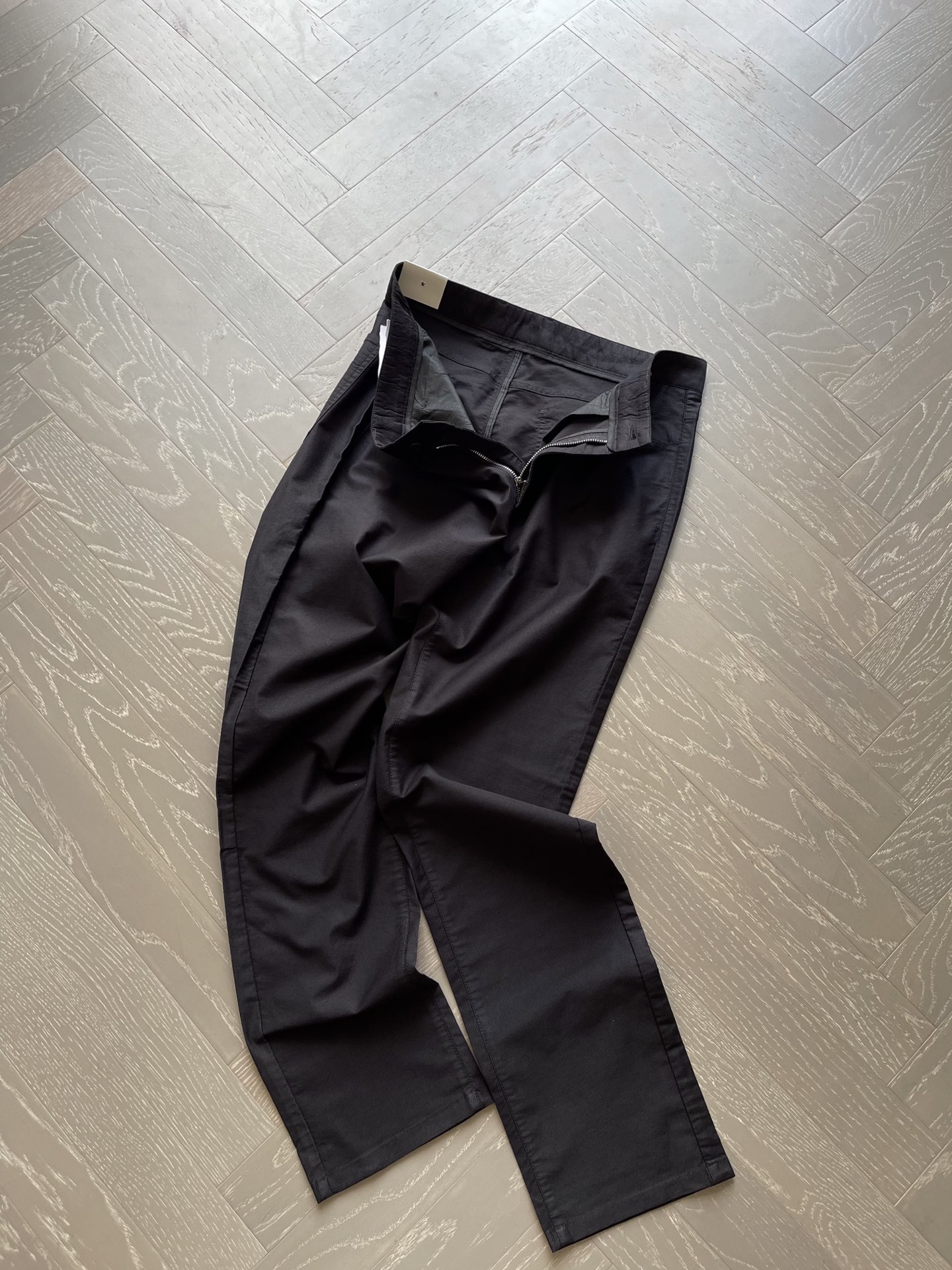 把精湛工艺与上乘材料结合到极致，一出场便惊艳奢品圈，版式设计与用料品质均远超同级，散发出的品质感是区别于