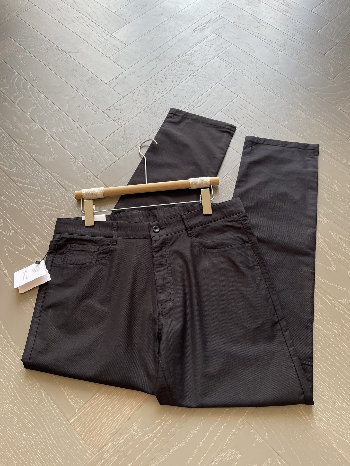 把精湛工艺与上乘材料结合到极致，一出场便惊艳奢品圈，版式设计与用料品质均远超同级，散发出的品质感是区别于