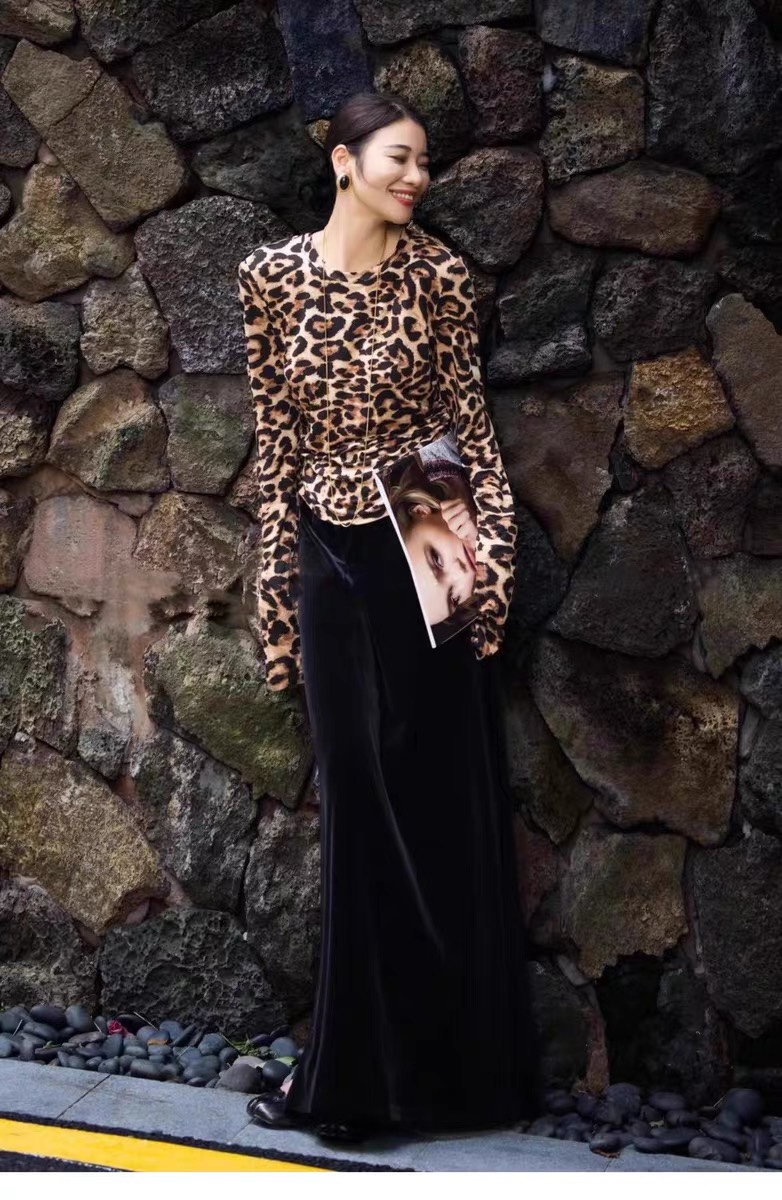 High-end Quality Female Dress with YSL Packaging & Stylish Panther T-shirts for Autumn - 图片 7
